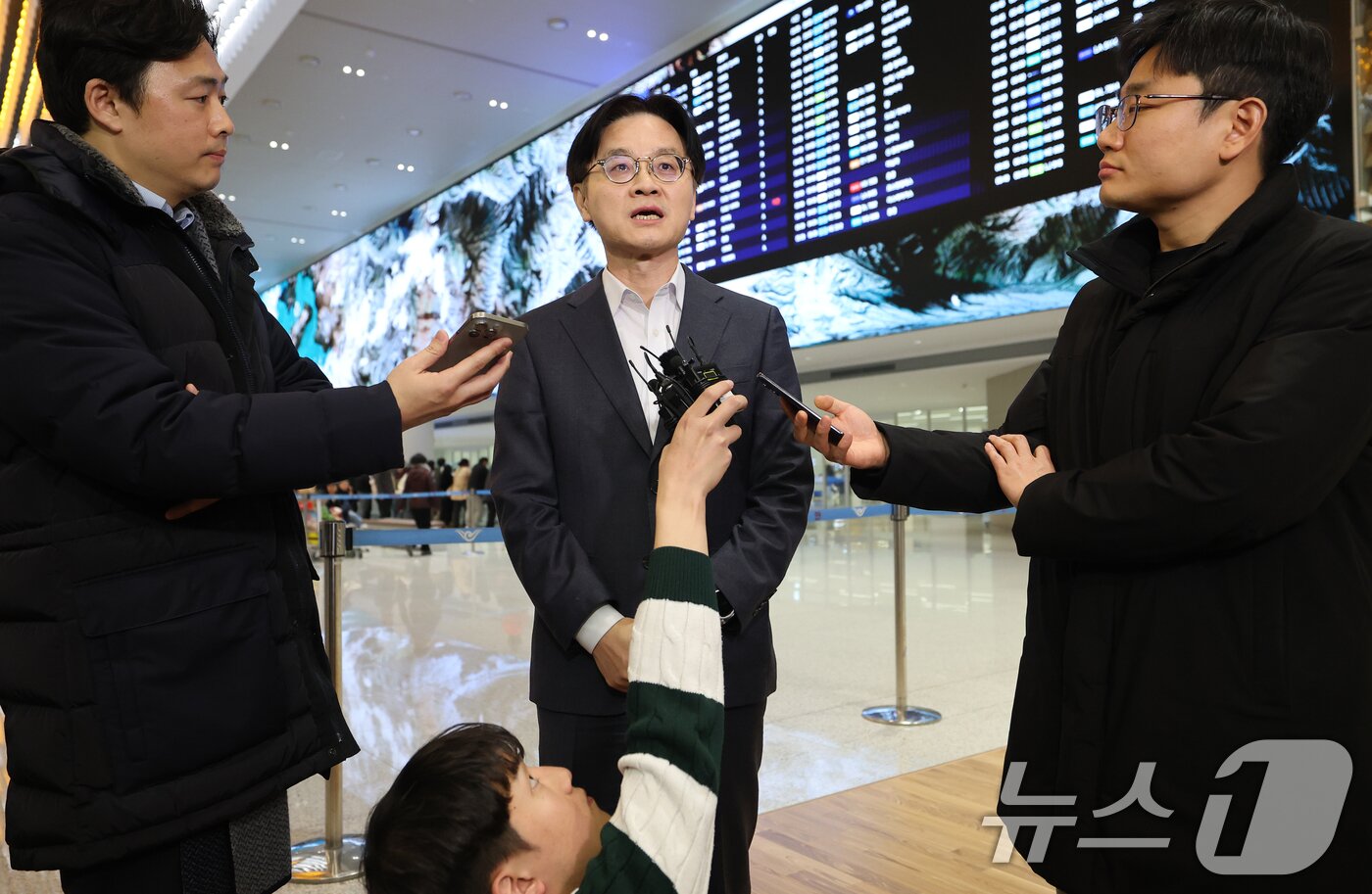 본문 이미지 - 미국의 상호관세 인상 방침과 관련한 한미 간 통상 현안을 논의하고 돌아온 김정관 산업통상부 장관이 지난달 31일 오후 인천국제공항을 통해 귀국해 취재진의 질문에 답하고 있다. 2026.1.31/뉴스1 ⓒ News1 오대일 기자