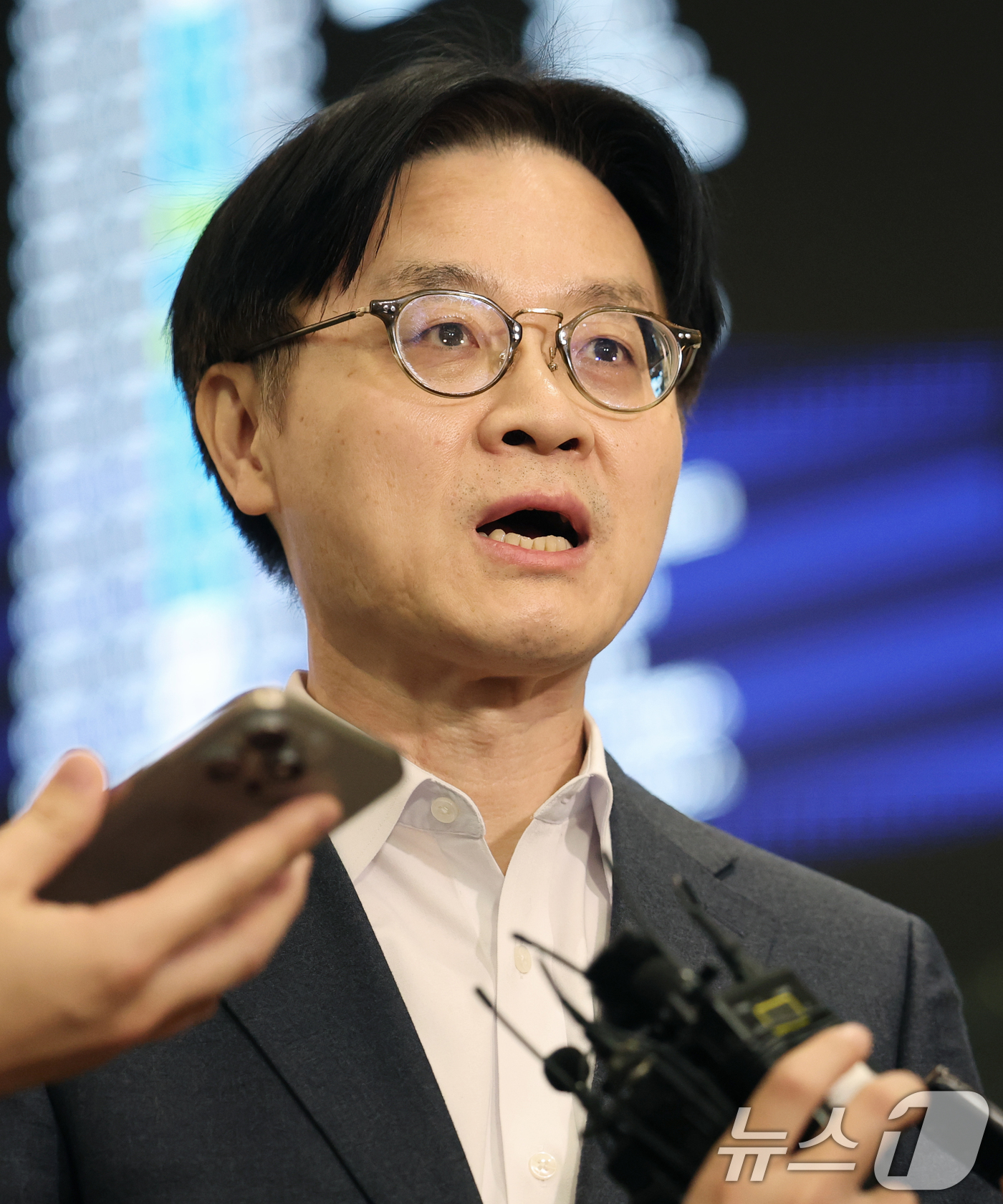 (인천공항=뉴스1) 오대일 기자 = 상호관세 인상 방침과 관련한 한미간 통상 현안을 논의하고 돌아온 김정관 산업통상부 장관이 31일 오후 인천국제공항을 통해 귀국해 취재진의 질문에 …