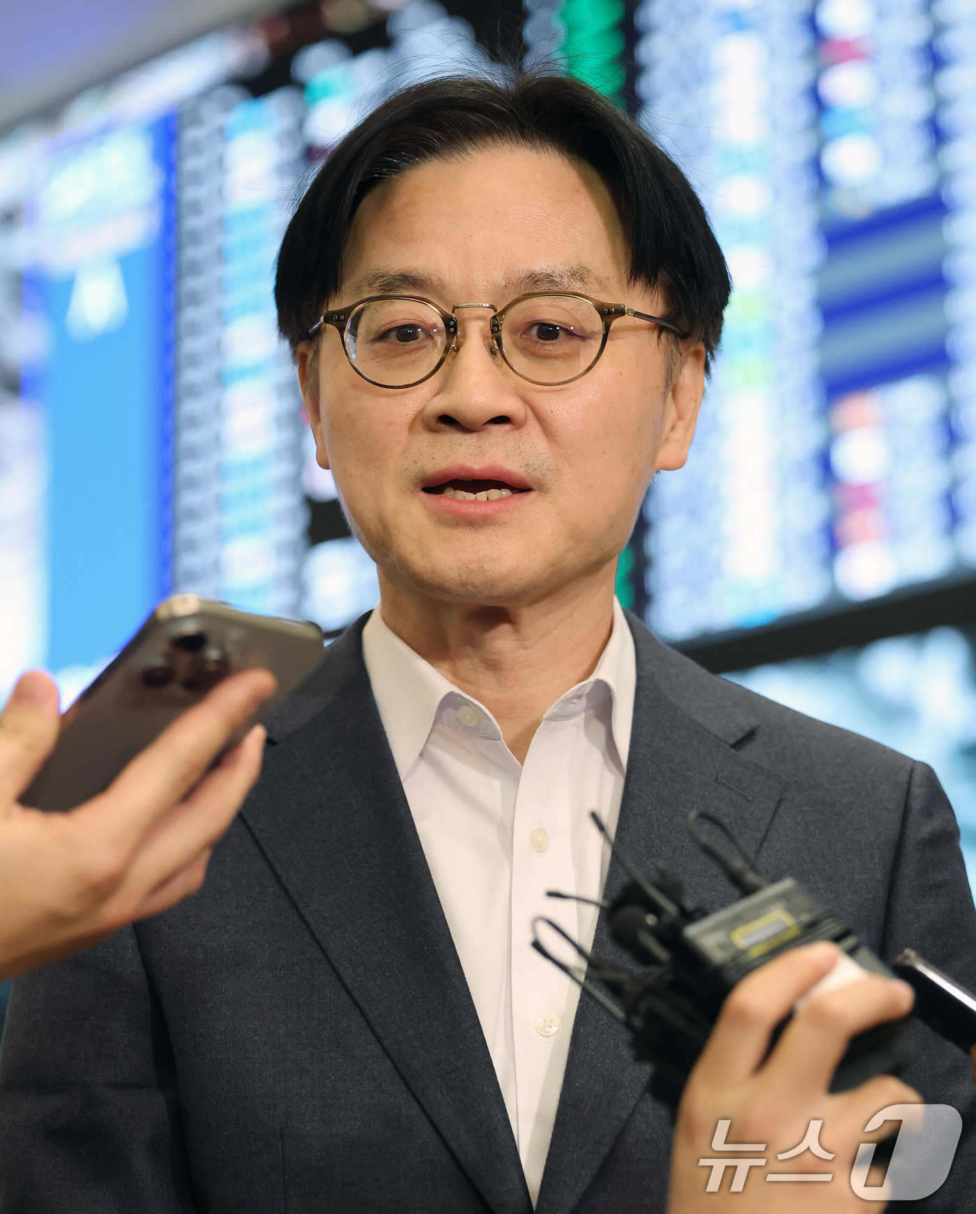 (인천공항=뉴스1) 오대일 기자 = 상호관세 인상 방침과 관련한 한미간 통상 현안을 논의하고 돌아온 김정관 산업통상부 장관이 31일 오후 인천국제공항을 통해 귀국해 취재진의 질문에 …