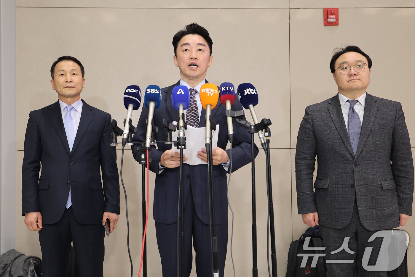 본문 이미지 - 전략경제협력 대통령 특사 자격으로 캐나다를 방문하고 돌아온 강훈식 대통령비서실장이 지난달 31일 오후 인천국제공항을 통해 귀국해 브리핑을 하고 있다. 2026.1.31/뉴스1 ⓒ News1 오대일 기자