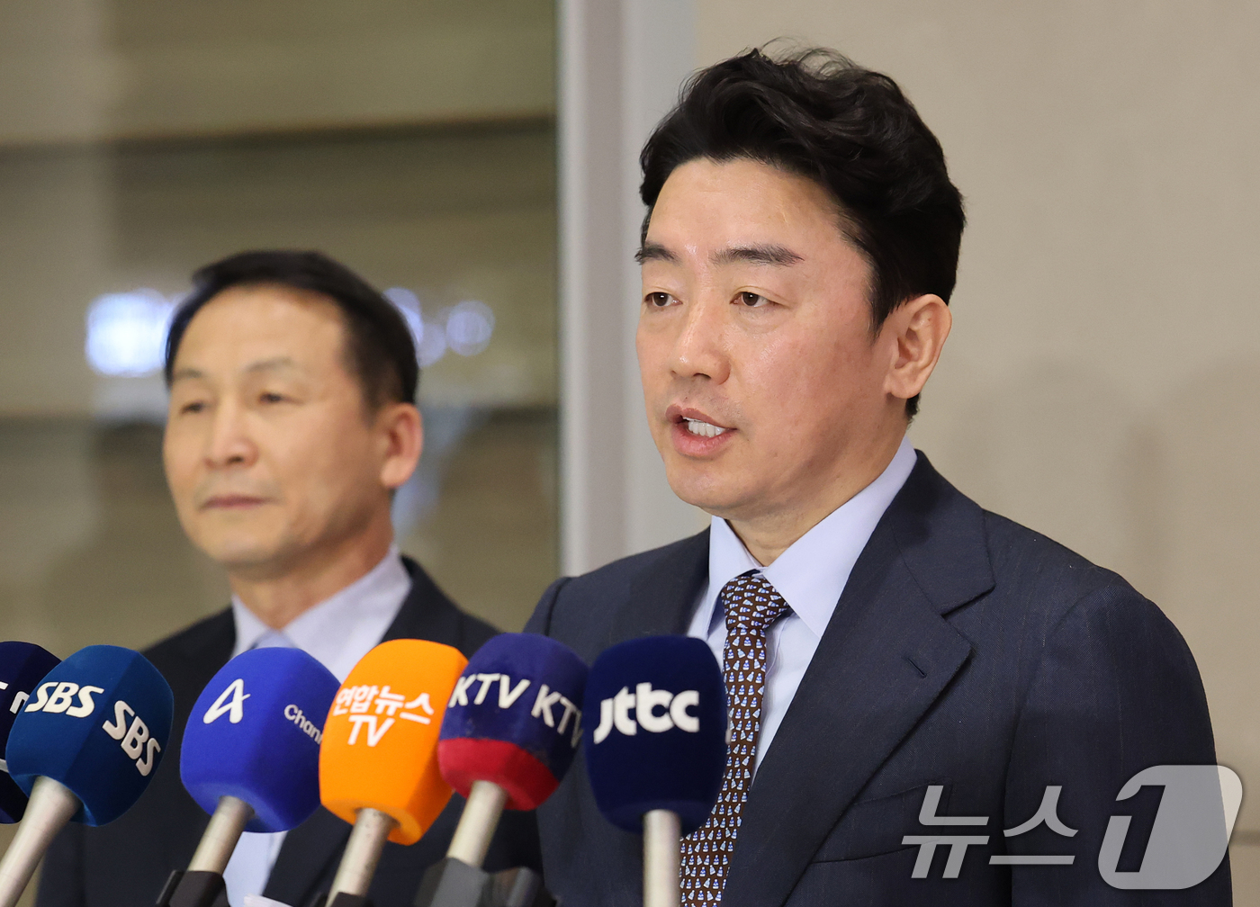 (인천공항=뉴스1) 오대일 기자 = 전략경제협력 대통령 특사 자격으로 캐나다·노르웨이를 방문하고 돌아온 강훈식 대통령비서실장이 31일 오후 인천국제공항을 통해 귀국해 브리핑을 하고 …