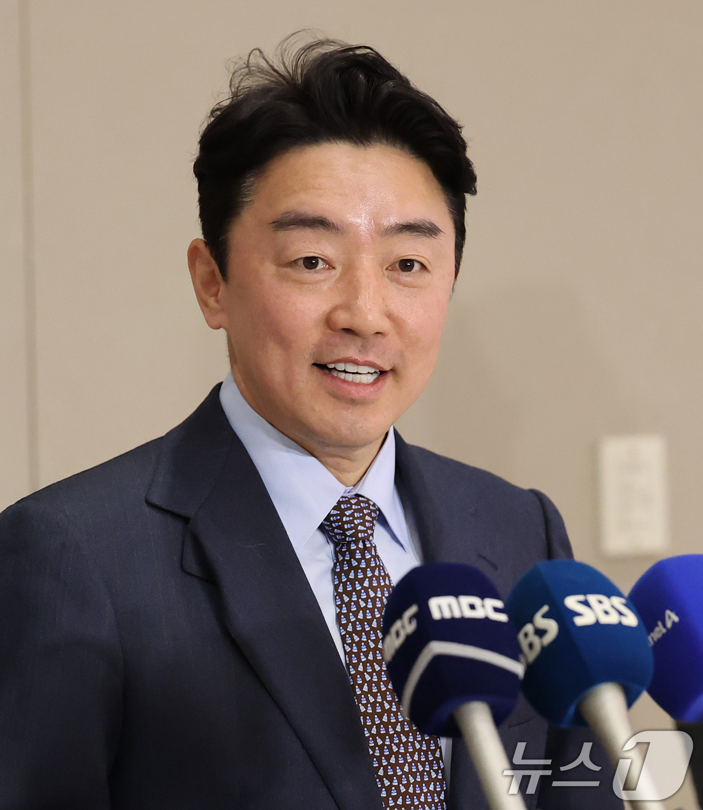 (인천공항=뉴스1) 오대일 기자 = 전략경제협력 대통령 특사 자격으로 캐나다·노르웨이를 방문하고 돌아온 강훈식 대통령비서실장이 31일 오후 인천국제공항을 통해 귀국해 브리핑을 하고 …