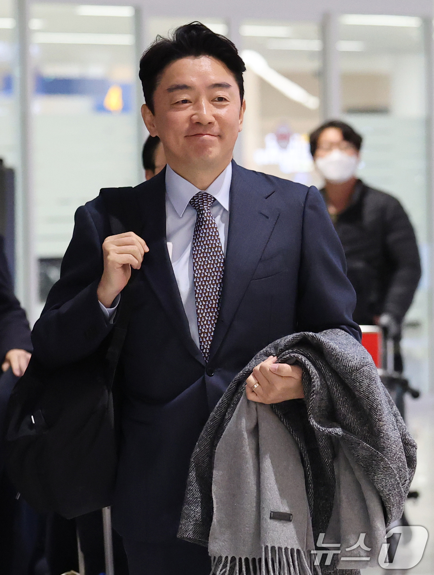 (인천공항=뉴스1) 오대일 기자 = 전략경제협력 대통령 특사 자격으로 캐나다·노르웨이를 방문하고 돌아온 강훈식 대통령비서실장이 31일 오후 인천국제공항을 통해 귀국하고 있다.강 실 …