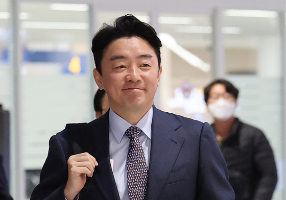 환한 얼굴로 귀국하는 강훈식 비서실장