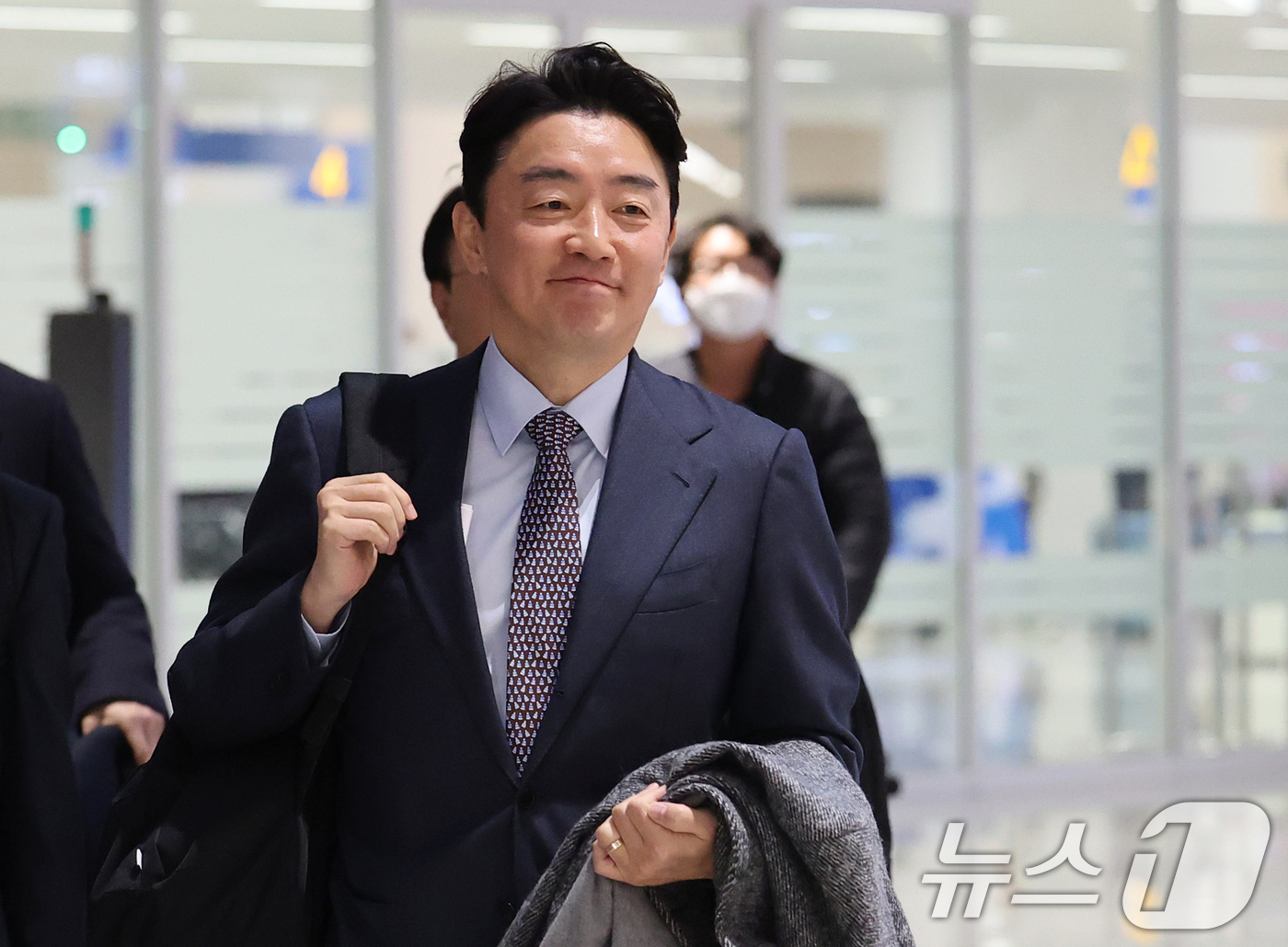 (인천공항=뉴스1) 오대일 기자 = 전략경제협력 대통령 특사 자격으로 캐나다·노르웨이를 방문하고 돌아온 강훈식 대통령비서실장이 31일 오후 인천국제공항을 통해 귀국하고 있다.강 실 …