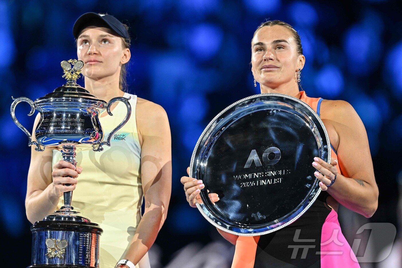 본문 이미지 - 엘레나 리바키나(왼쪽)가 31일 호주 멜버른에서 열린 2026 호주오픈 여자 단식 결승에서 세계 랭킹 1위 아리나 사발렌카에 2-1로 이겼다. ⓒ AFP=뉴스1