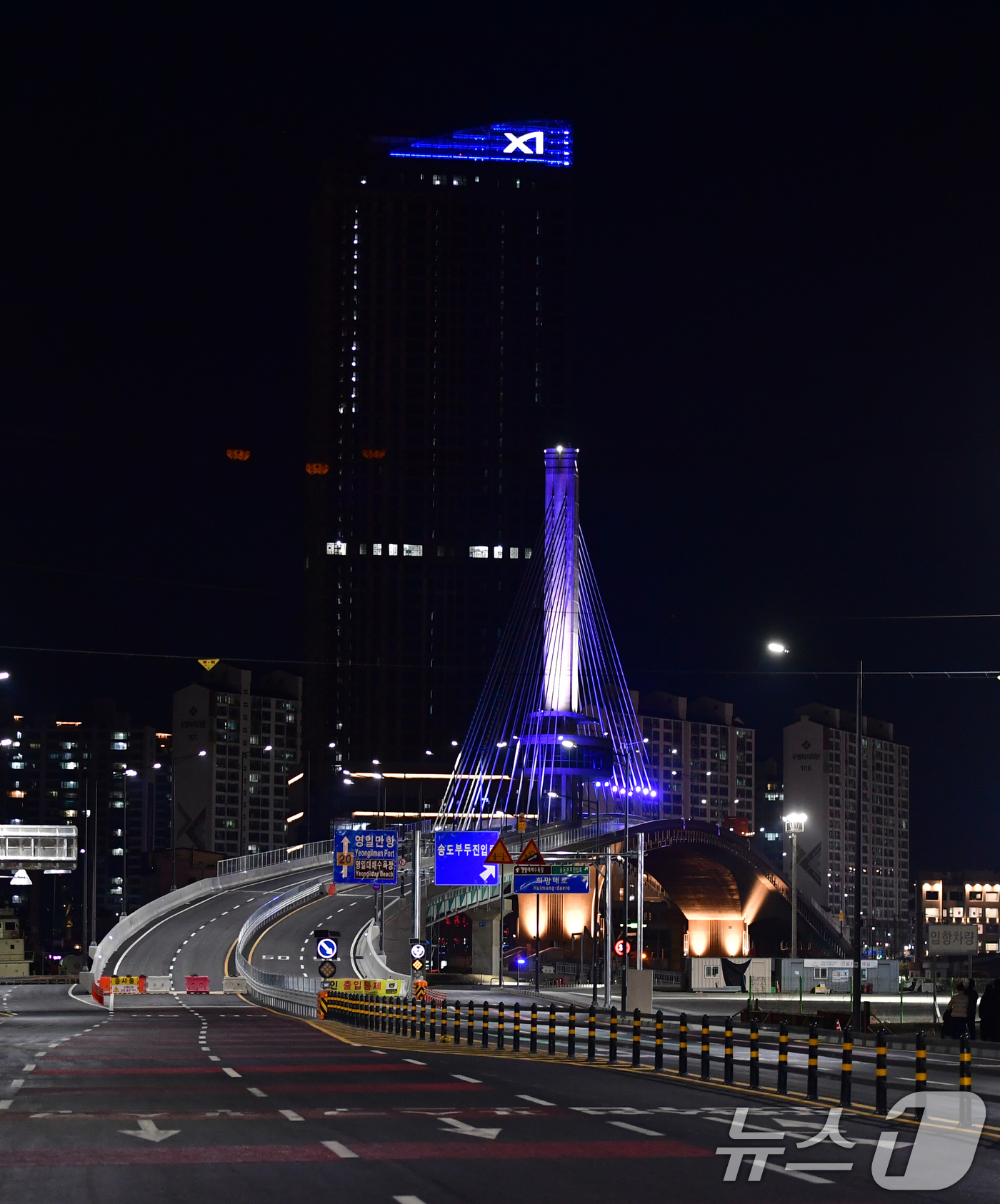 (포항=뉴스1) 최창호 기자 = 경북 포항시 송도동(송도해수욕장)과 항구동(영일대해수욕장)을 연결하는 해오름대교 임시 개통식이 열린 31일 오후 해오름대교 경관 조명이 밤 바다를 …