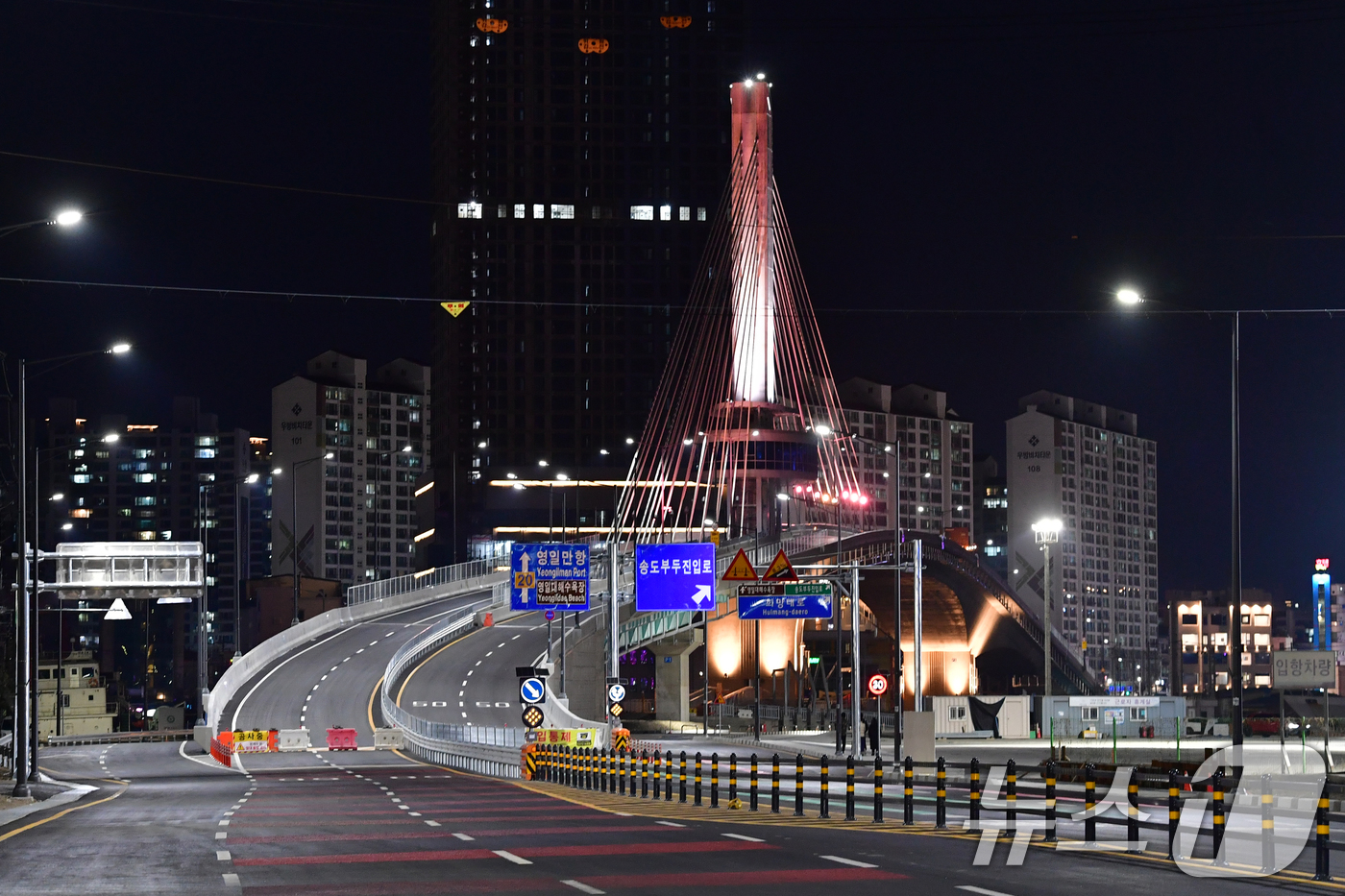 (포항=뉴스1) 최창호 기자 = 경북 포항시 송도동(송도해수욕장)과 항구동(영일대해수욕장)을 연결하는 해오름대교 임시 개통식이 열린 31일 오후 해오름대교 경관 조명이 밤 바다를 …