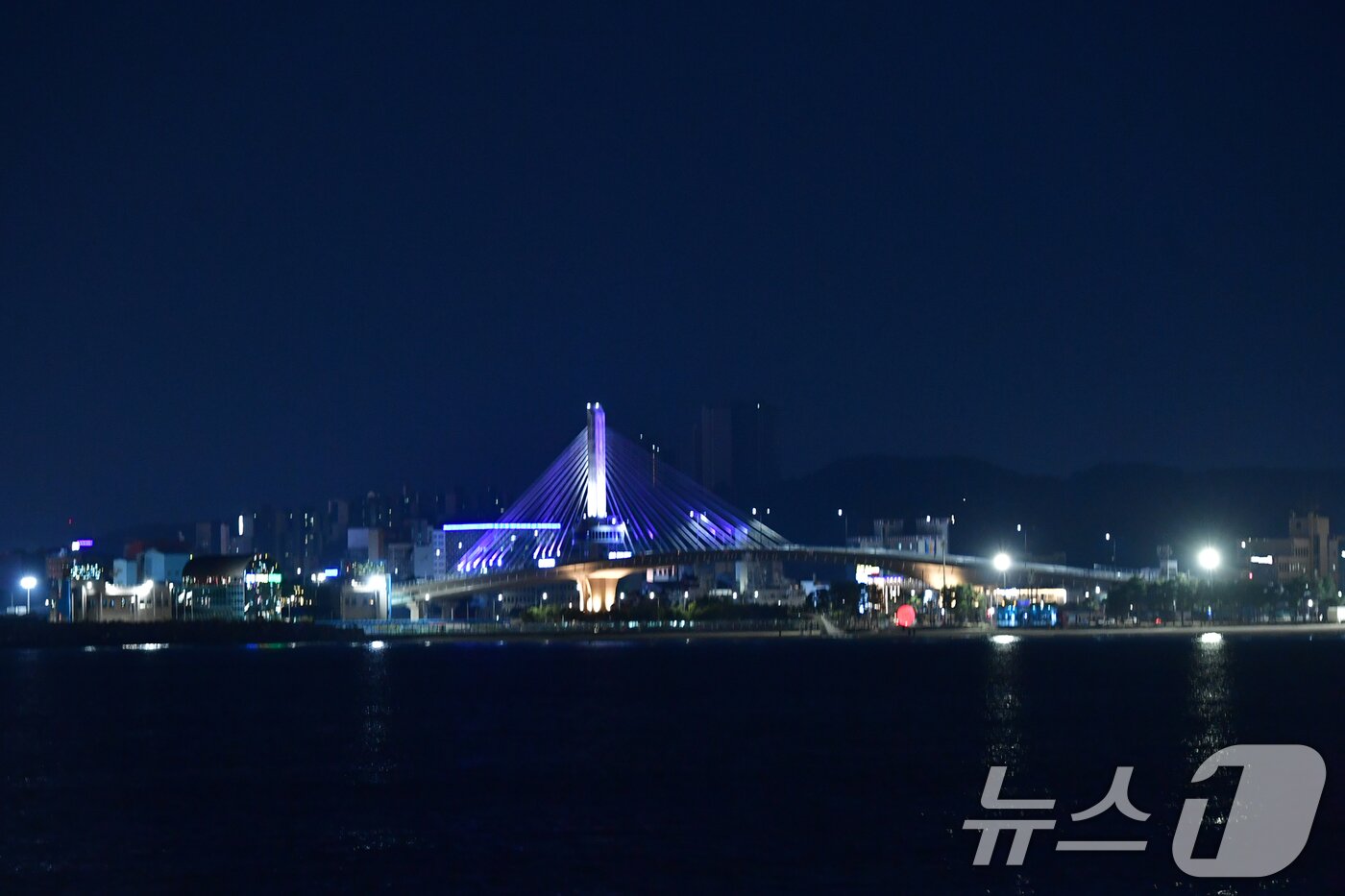 본문 이미지 - 3경북 포항시 송도동(송도해수욕장)과 항구동(영일대해수욕장)을 연결하는 해오름대교 임시 개통식이 열린 31일 오후 해오름대교 경관 조명이 밤 바다를 밝히고 있다. 2026.1.31/뉴스1 ⓒ News1 최창호 기자