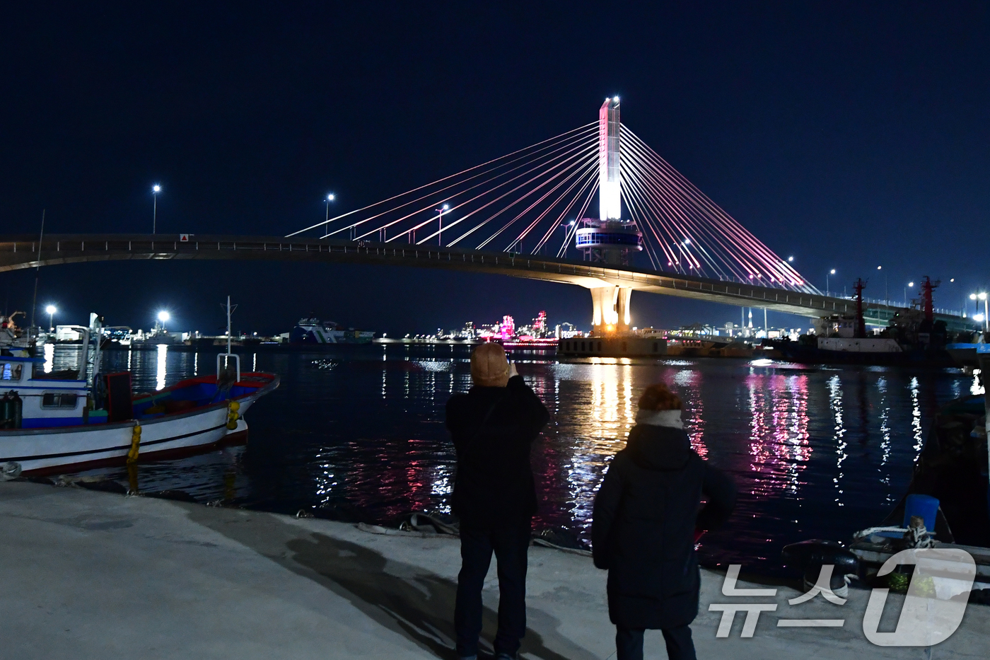 (포항=뉴스1) 최창호 기자 = 경북 포항시 송도동(송도해수욕장)과 항구동(영일대해수욕장)을 연결하는 해오름대교 임시 개통식이 열린 31일 오후 시민들이 경관 조명을 밝힌 해오름대 …