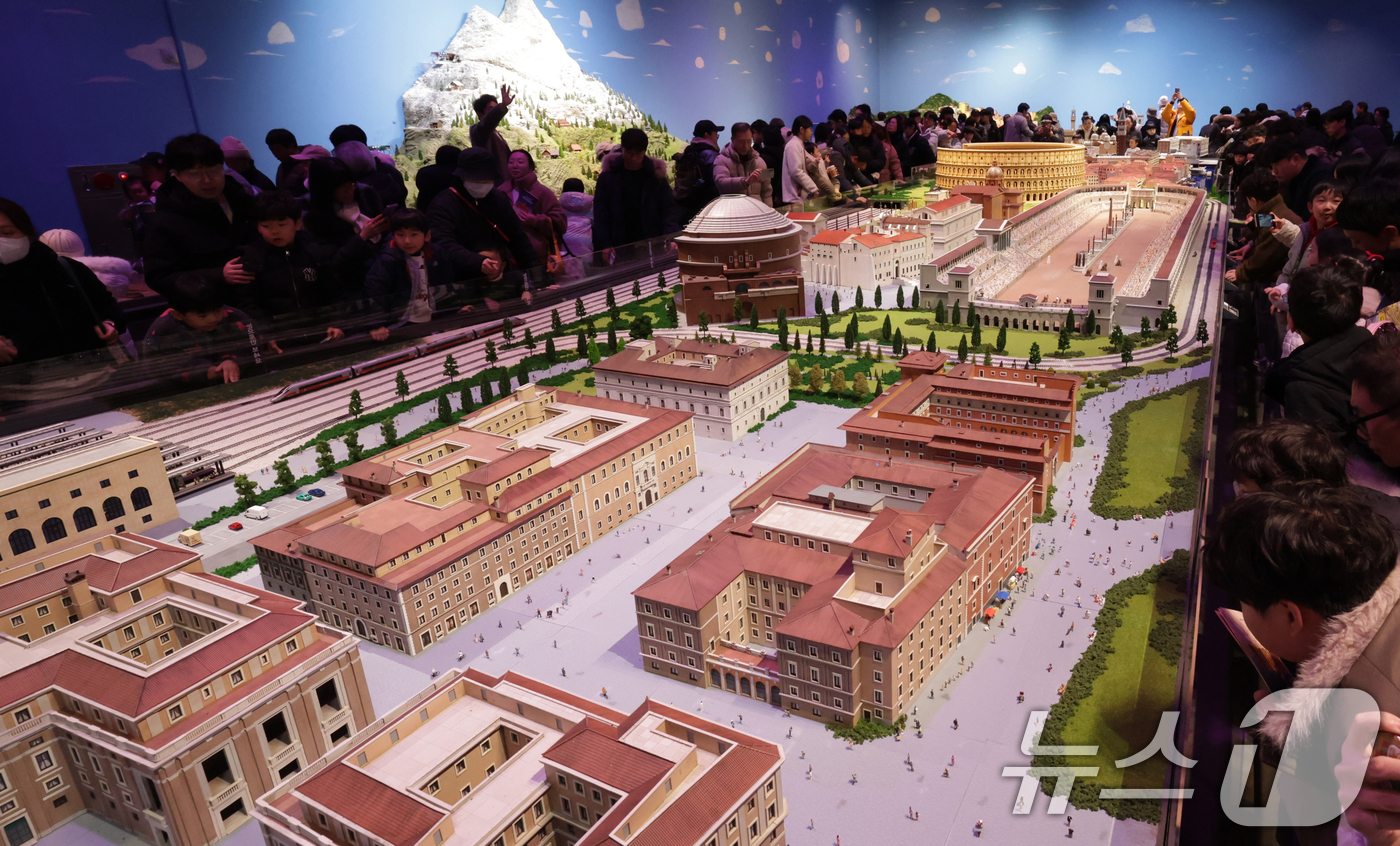 (서울=뉴스1) = 31일 오후 서울 노원구 화랑대철도공원 노원기차마을 앞 광장에서 열린 노원기차마을 이탈리아관 개관식에서 방문객들이 전시물을 관람하고 있다.‘노원기차마을 이탈리아 …