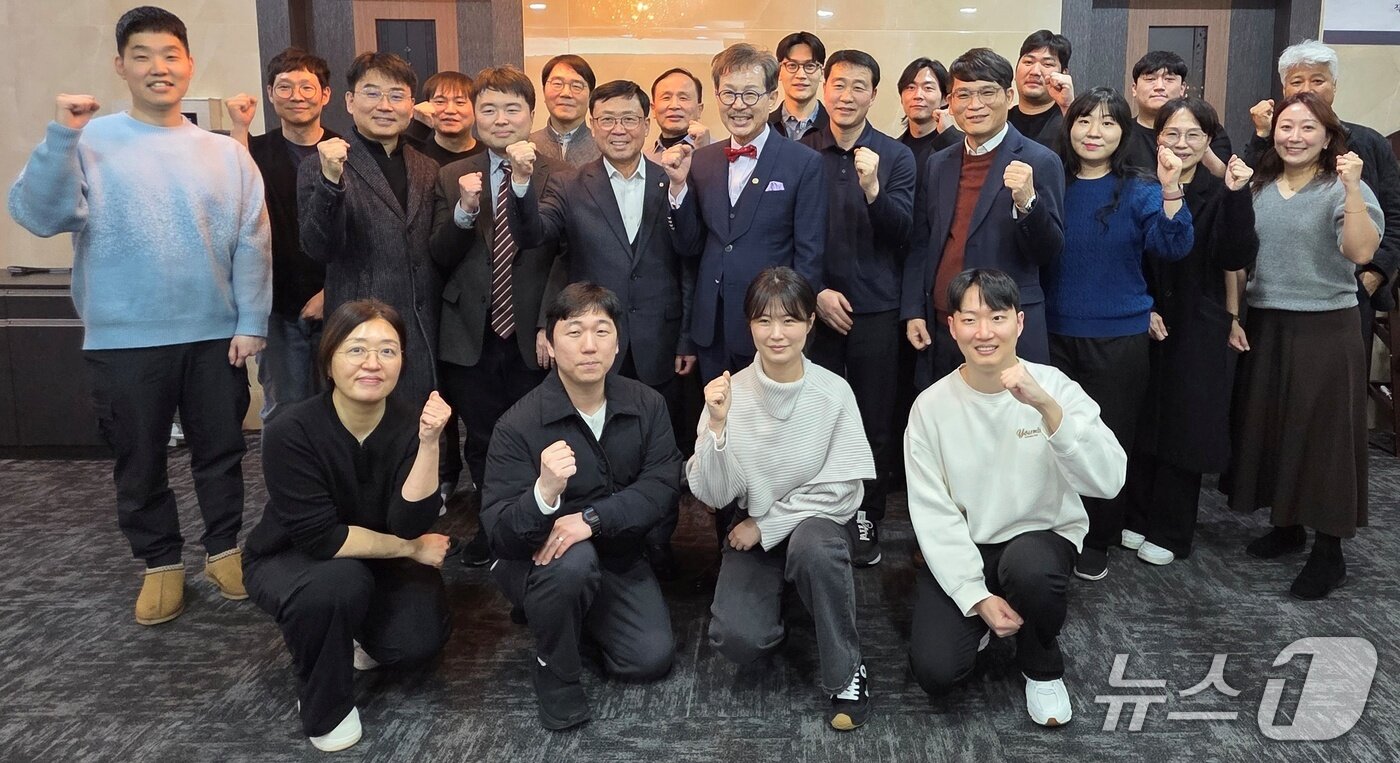 본문 이미지 - 한국수의임상피부학회는 31일 2026년도 제1회 이사회를 개최했다. 강종일 회장(오른쪽)이 손성일 전 사무총장에게 꽃다발을 전달하고 있다. ⓒ 뉴스1