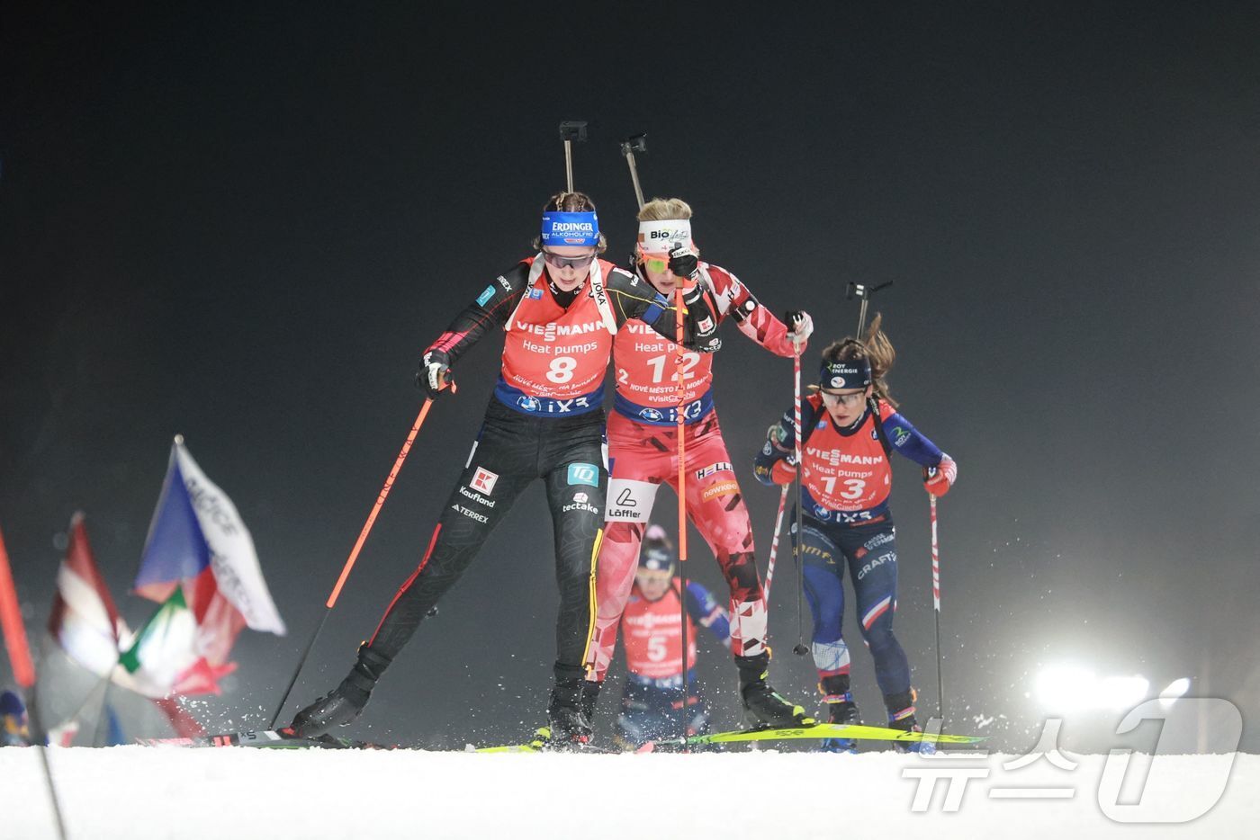 본문 이미지 - 바이애슬론은 크로스컨트리 스키와 사격을 결합한 종목이다. ⓒ AFP=뉴스1
