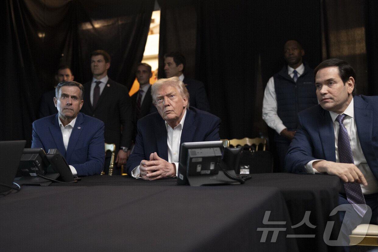 본문 이미지 - 도널드 트럼프 미국 대통령이 3일(현지시간) 소셜미디어 '트루스소셜'에 게시한 사진. 플로리다 마러라고에서 마코 루비오 국무장관(사진 오른쪽), 존 랫클리프 미 중앙정보국(CIA) 국장 등과 함께 니콜라스 마두로 베네수엘라 대통령 체포 군사 작전을 실시간으로 지켜보고 있는 것으로 보인다.(도널드 트럼프 트루스소셜, 재판매 및 DB금지) 2026.1.3/뉴스1 ⓒ News1 류정민 특파원