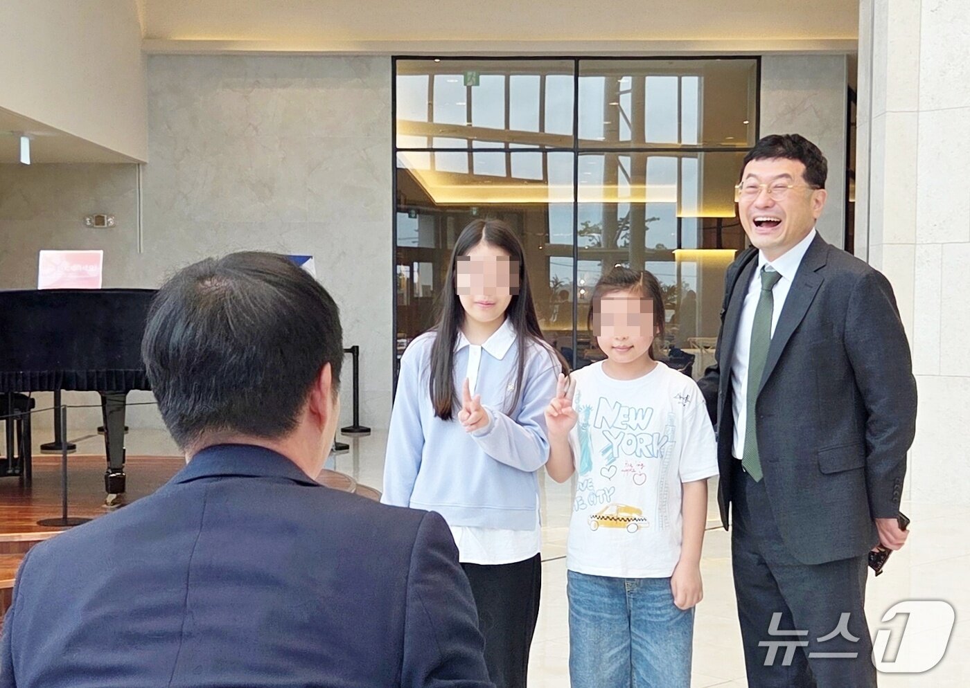 본문 이미지 - 최영민 수의사가 어린이들과 함께 사진을 찍으며 환하게 웃고 있다. ⓒ 뉴스1