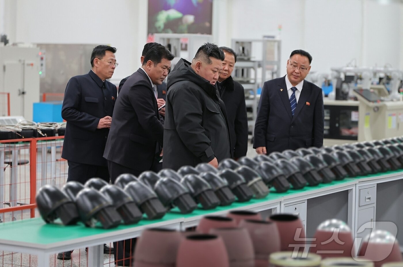본문 이미지 - (평양 노동신문=뉴스1) = 노동당 기관지 노동신문은 지난 4일 자 보도에서 김정은 북한 노동당 총비서가 3일에 북한판 스파이크 미사일 생산 공장을 시찰했다고 전했다. [국내에서만 사용가능. 재배포 금지. DB 금지. For Use Only in the Republic of Korea. Redistribution Prohibited] rodongphoto@news1.kr