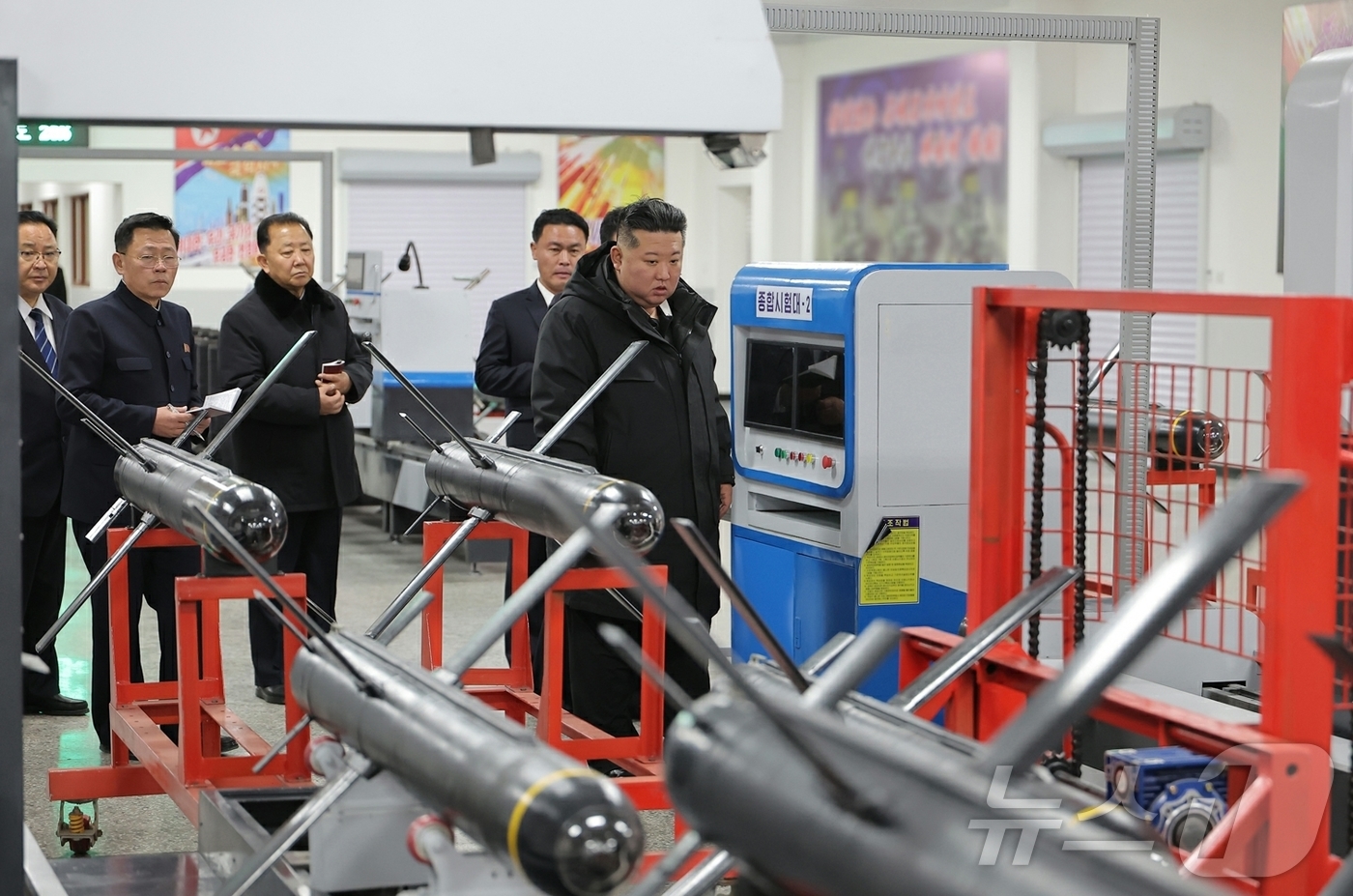 (평양 노동신문=뉴스1) = 북한 노동당 기관지 노동신문은 4일 "조선노동당 총비서 이시며 조선민주주의 인민공화국 국무위원장이신 경애하는 김정은 동지께서 1월 3일 중요군수공장을 …