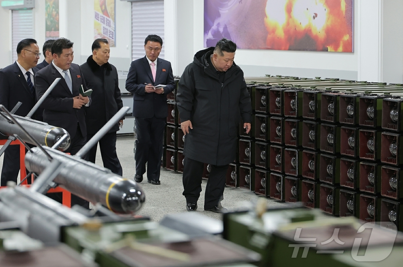 (평양 노동신문=뉴스1) = 북한 노동당 기관지 노동신문은 4일 "조선노동당 총비서 이시며 조선민주주의 인민공화국 국무위원장이신 경애하는 김정은 동지께서 1월 3일 중요군수공장을 …