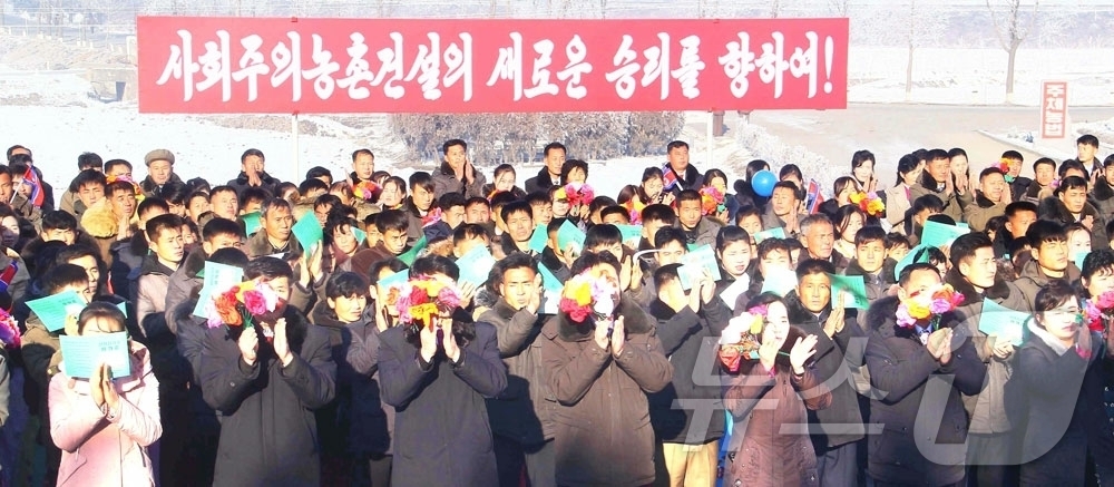 (평양 노동신문=뉴스1) = 북한 노동당 기관지 노동신문은 4일 "개천시 보부농장, 순천시 풍탄농장, 평리농장에도 우리식 농촌발전의 자랑찬 실체들이 솟아올랐다"라며 새집들이 행사가 …