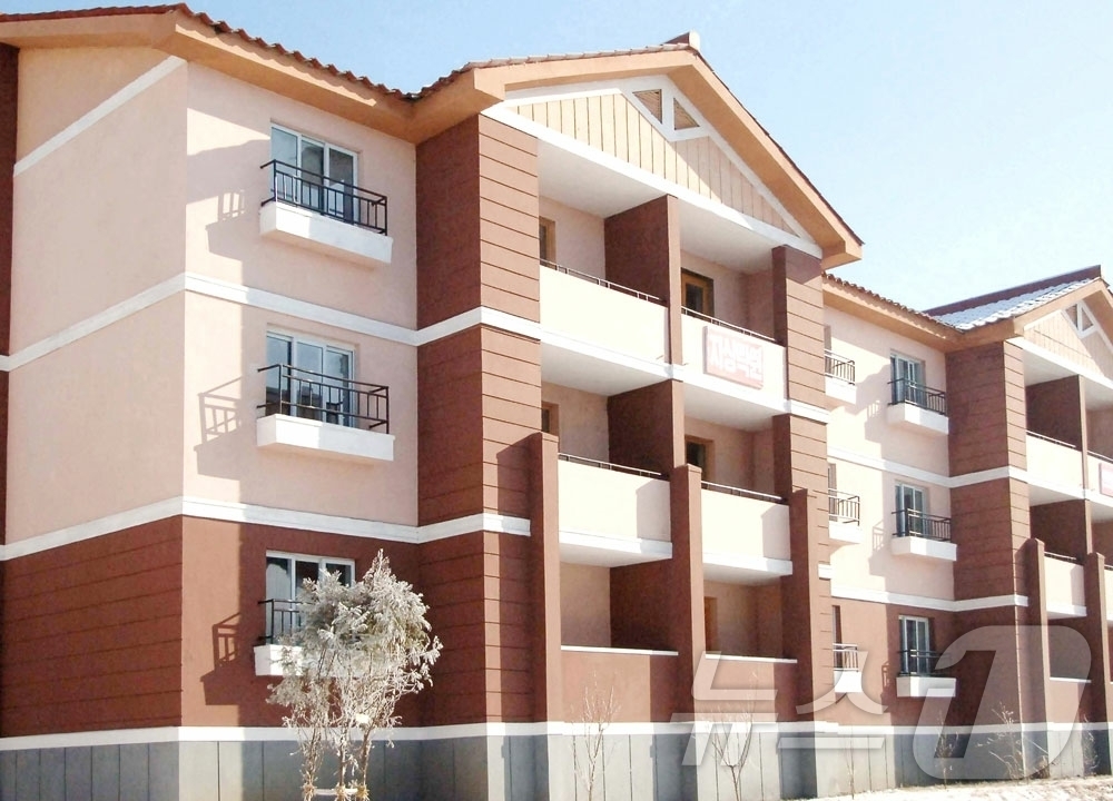 (평양 노동신문=뉴스1) = 북한 노동당 기관지 노동신문은 4일 "개천시 보부농장, 순천시 풍탄농장, 평리농장에도 우리식 농촌발전의 자랑찬 실체들이 솟아올랐다"라며 새집들이 행사가 …