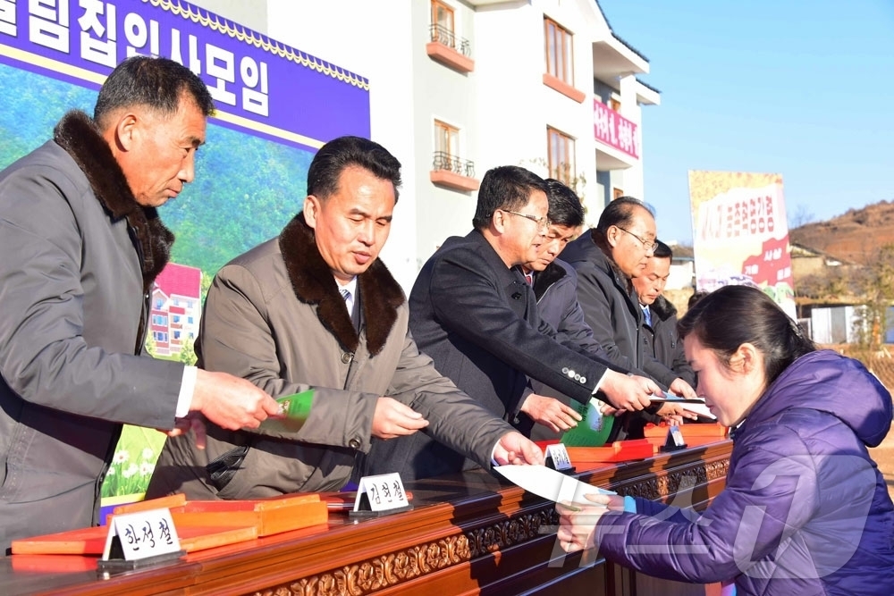 (평양 노동신문=뉴스1) = 북한 노동당 기관지 노동신문은 4일 "개천시 보부농장, 순천시 풍탄농장, 평리농장에도 우리식 농촌발전의 자랑찬 실체들이 솟아올랐다"라며 새집들이 행사가 …