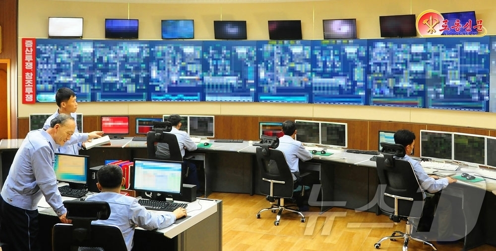 (평양 노동신문=뉴스1) = 북한 노동당 기관지 노동신문은 4일 "상원 세멘트(시멘트)연합기업소의 일꾼들과 노동계급은 경애하는 김정은 동지의 높은 평가를 받았다"라며 "새해 첫날부 …