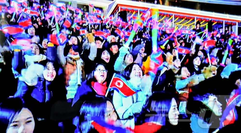 (평양 노동신문=뉴스1) = 북한 노동당 기관지 노동신문은 4일 "2026년 신년 경축공연이 펼쳐졌던 수도의 '5월 1일 경기장'에서 명곡들이 무대에 오르는 속에 노래 '우리 조선 …