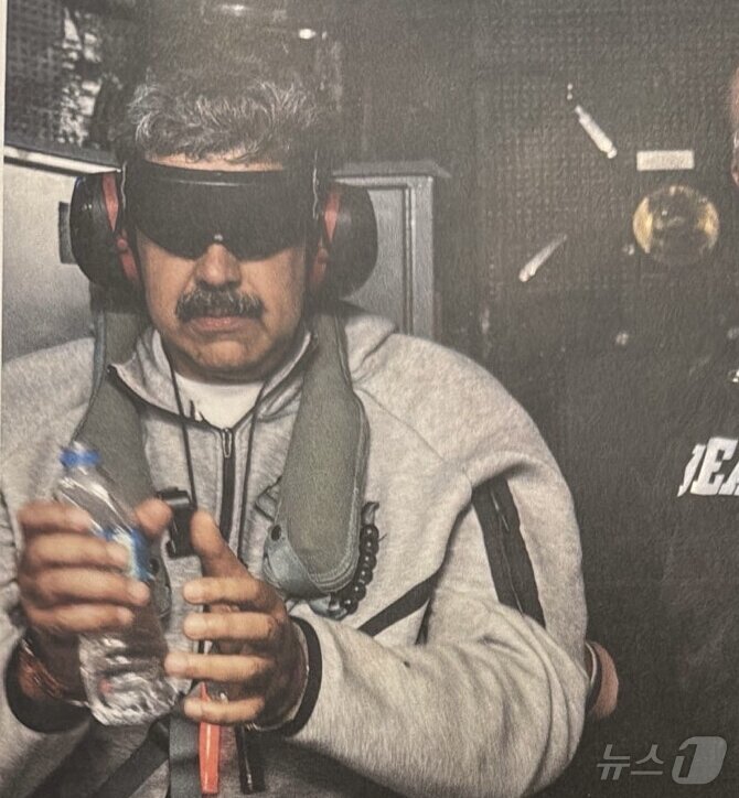 본문 이미지 - 도널드 트럼프 미국 대통령이 3일(현지시간) 소셜미디어 '트루스소셜'을 통해 공개한 니콜라스 마두로 베네수엘라 대통령의 국외 이송 모습. 트럼프 대통령은 '니콜라스 마두로가 USS 이오지마 함에 탑승해 있다'라는 글과 함께 사진을 게재했다.(도널드 트럼프 트루스소셜, 재판매 및 DB금지) 2026.1.4/뉴스1