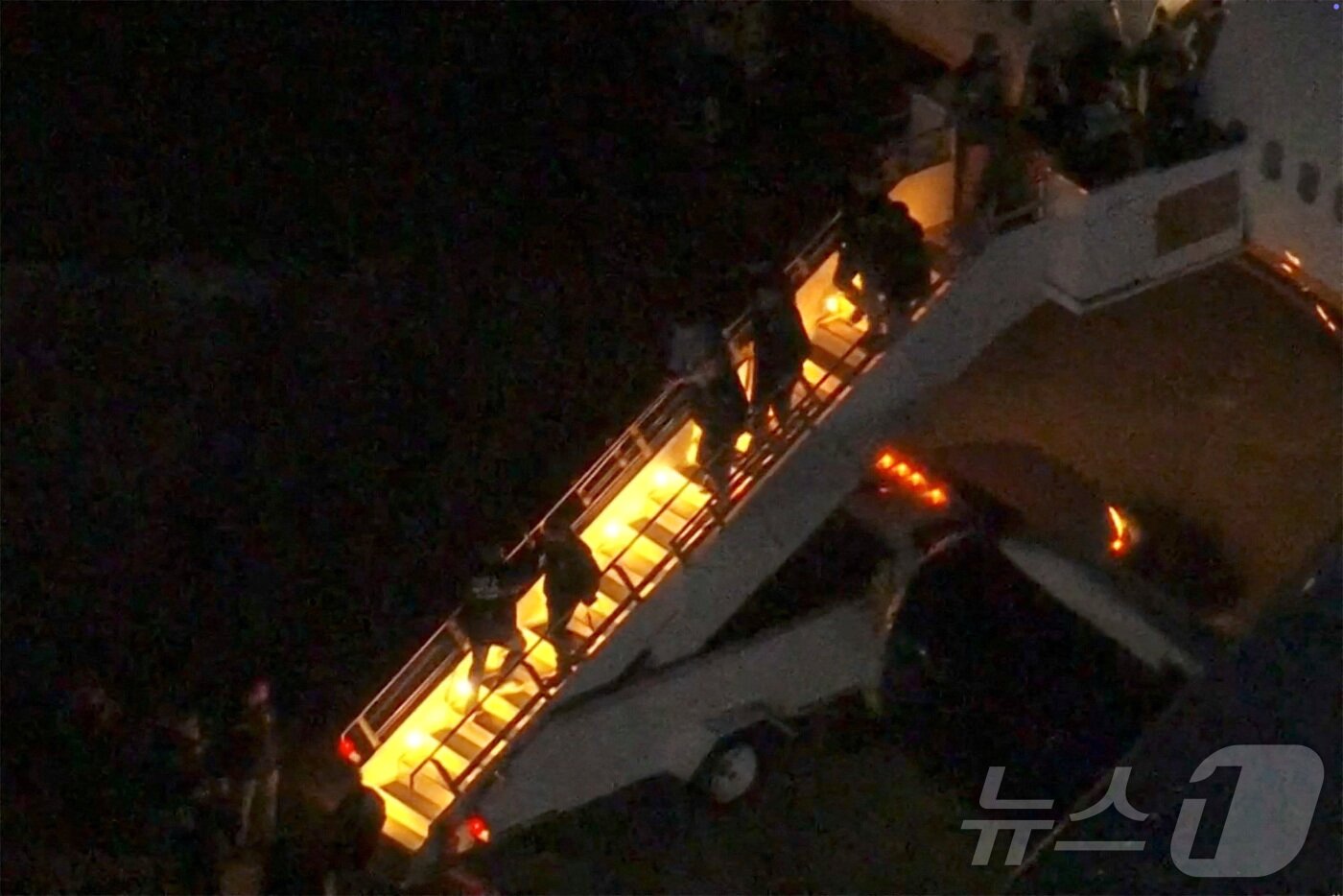 본문 이미지 - 3일(현지시간) 뉴욕에 도착한 마두로가 비행기에서 내리고 있는 모습.  2025.01.03 ⓒ 로이터=뉴스1 ⓒ News1 최종일 선임기자