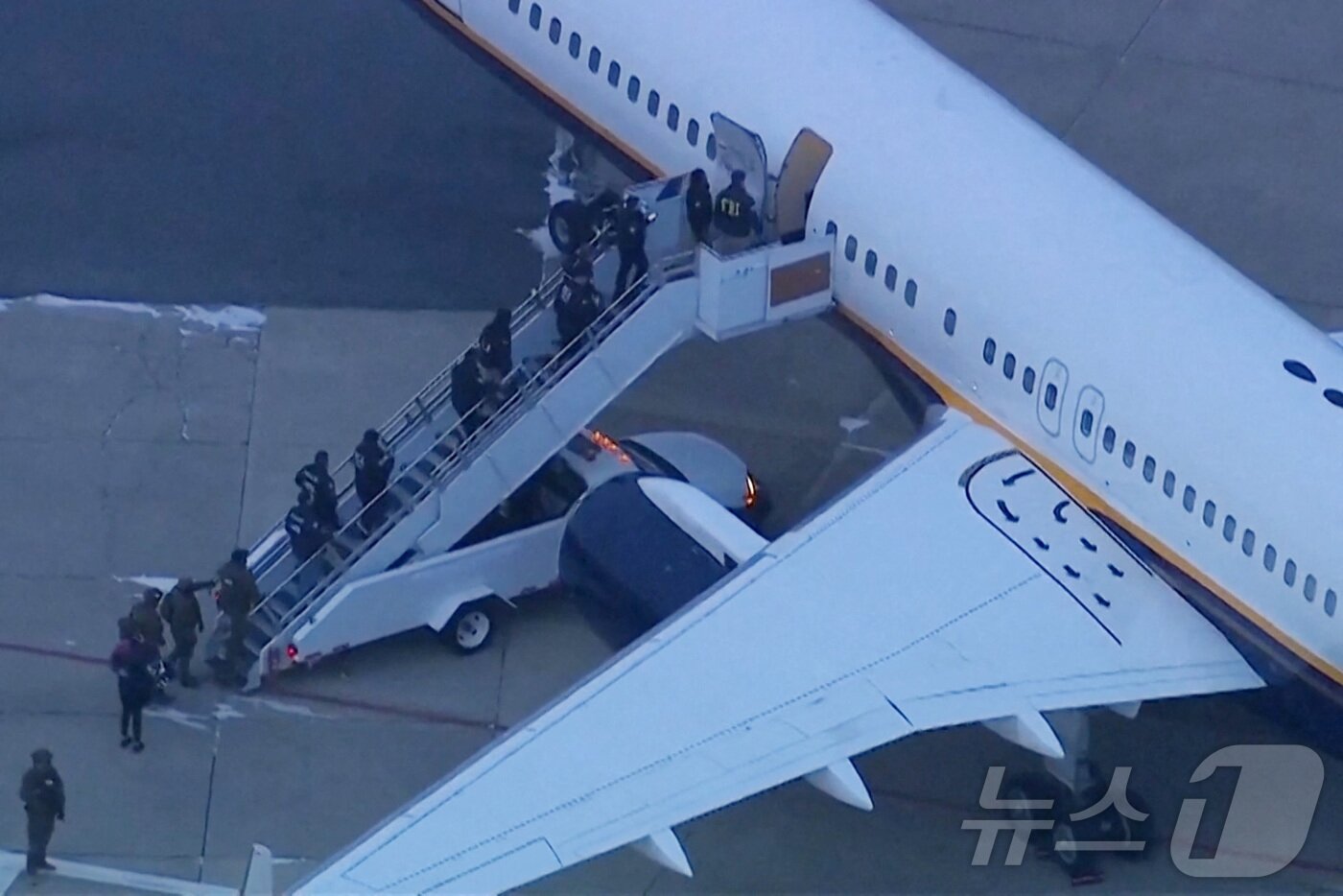 본문 이미지 - 니콜라스 마두로 베네수엘라 대통령을 압송한 미국 항공기. ⓒ 로이터=뉴스1 ⓒ News1 박형기 기자