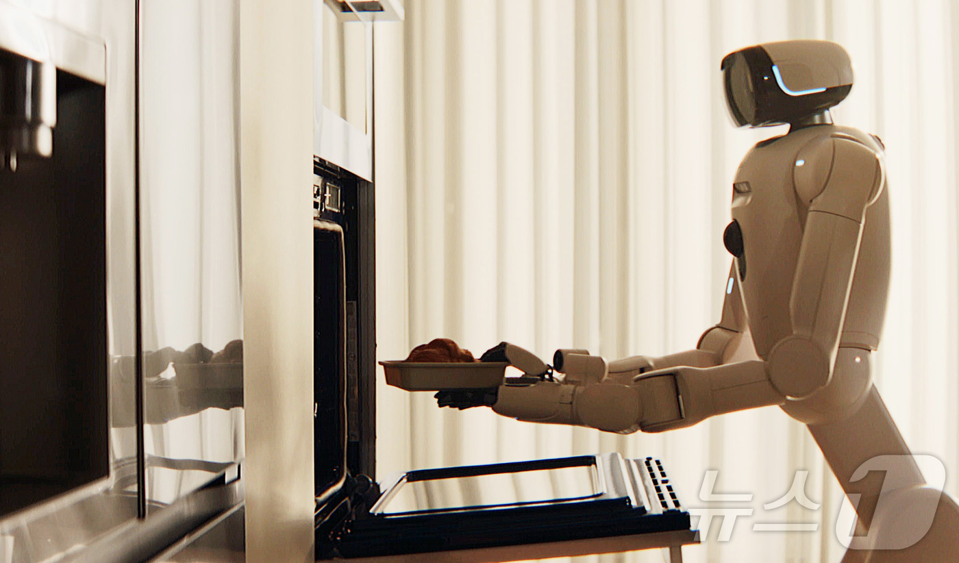 (서울=뉴스1) = LG전자가 6일(현지시간) 미국 라스베이거스에서 개막하는 세계 최대 가전·IT 전시회 CES 2026에서 홈로봇 ‘LG 클로이드(LG CLOiD)’를 공개하며 …