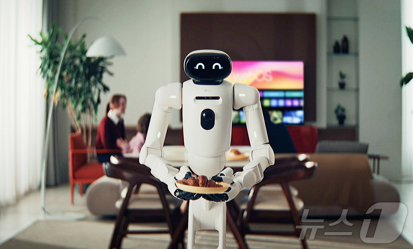 본문 이미지 - LG전자가 6일(현지시간) 미국 라스베이거스에서 개막하는 세계 최대 가전·IT 전시회 CES 2026에서 홈로봇 ‘LG 클로이드(LG CLOiD)’를 공개하며 '제로 레이버 홈' 비전을 향한 행보를 가속화한다. 사진은 LG 클로이드가 거주자 위한 식사로 크루아상을 준비하는 모습. (LG전자 제공. 재판매 및 DB 금지)
