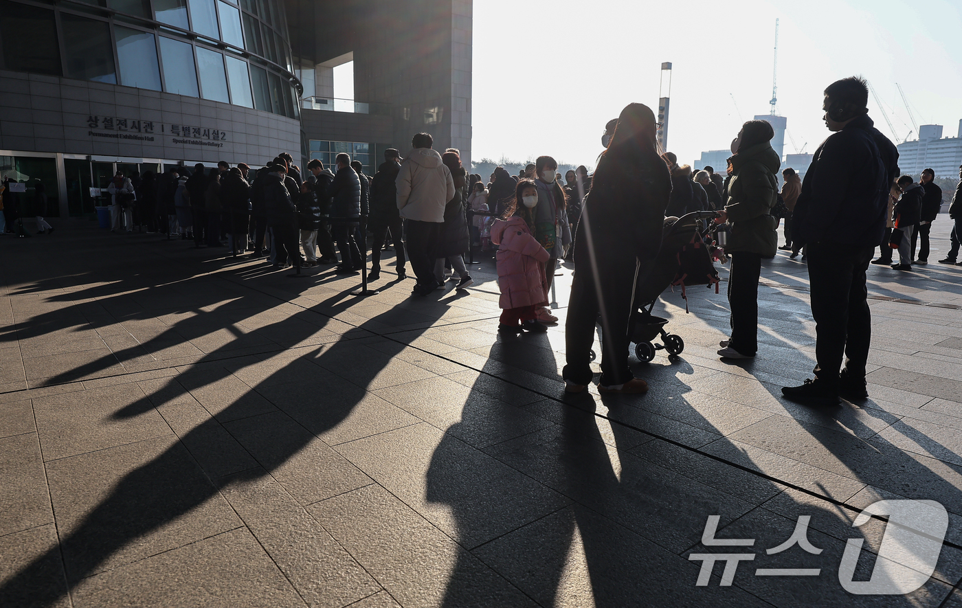 (서울=뉴스1) 김도우 기자 = 주말인 4일 서울 용산구 국립중앙박물관에서 관람객들이 입장을 기다리고 있다.국립중앙박물관은 지난 2일 2025년 연간 관람객 수(2025년 12월 …