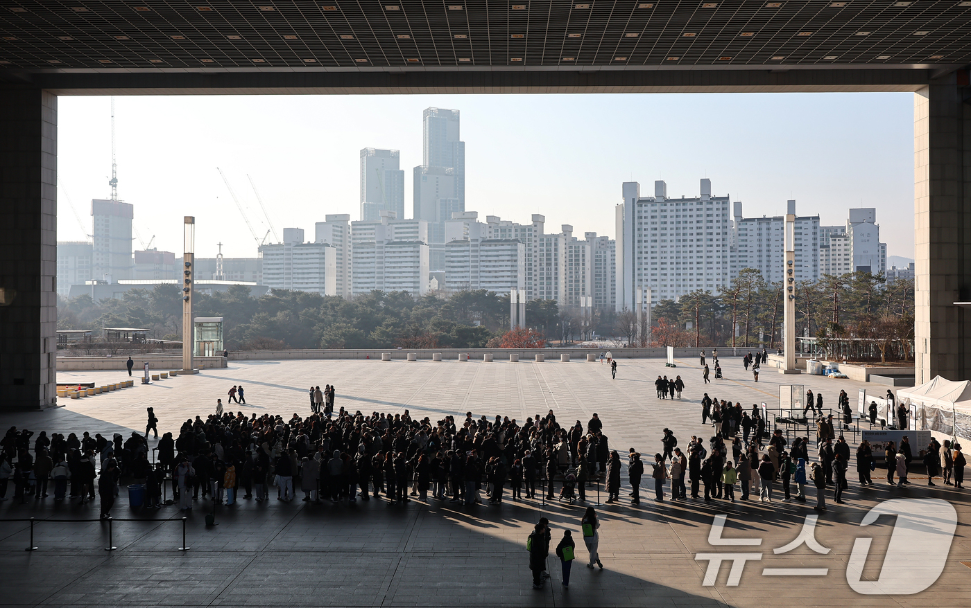 (서울=뉴스1) 김도우 기자 = 주말인 4일 서울 용산구 국립중앙박물관에서 관람객들이 입장을 기다리고 있다.국립중앙박물관은 지난 2일 2025년 연간 관람객 수(2025년 12월 …