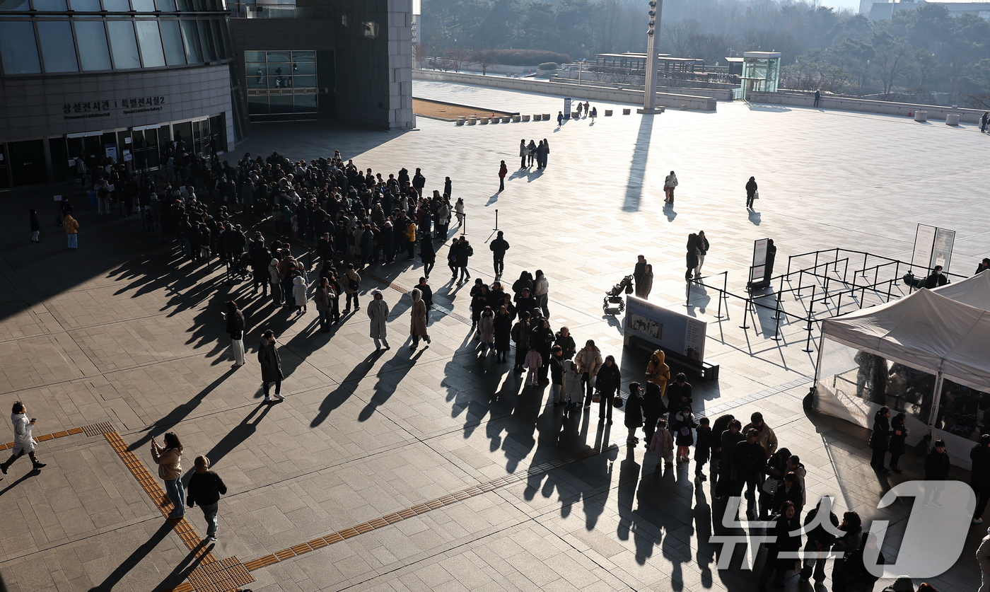(서울=뉴스1) 김도우 기자 = 주말인 4일 서울 용산구 국립중앙박물관에서 관람객들이 입장을 기다리고 있다.국립중앙박물관은 지난 2일 2025년 연간 관람객 수(2025년 12월 …