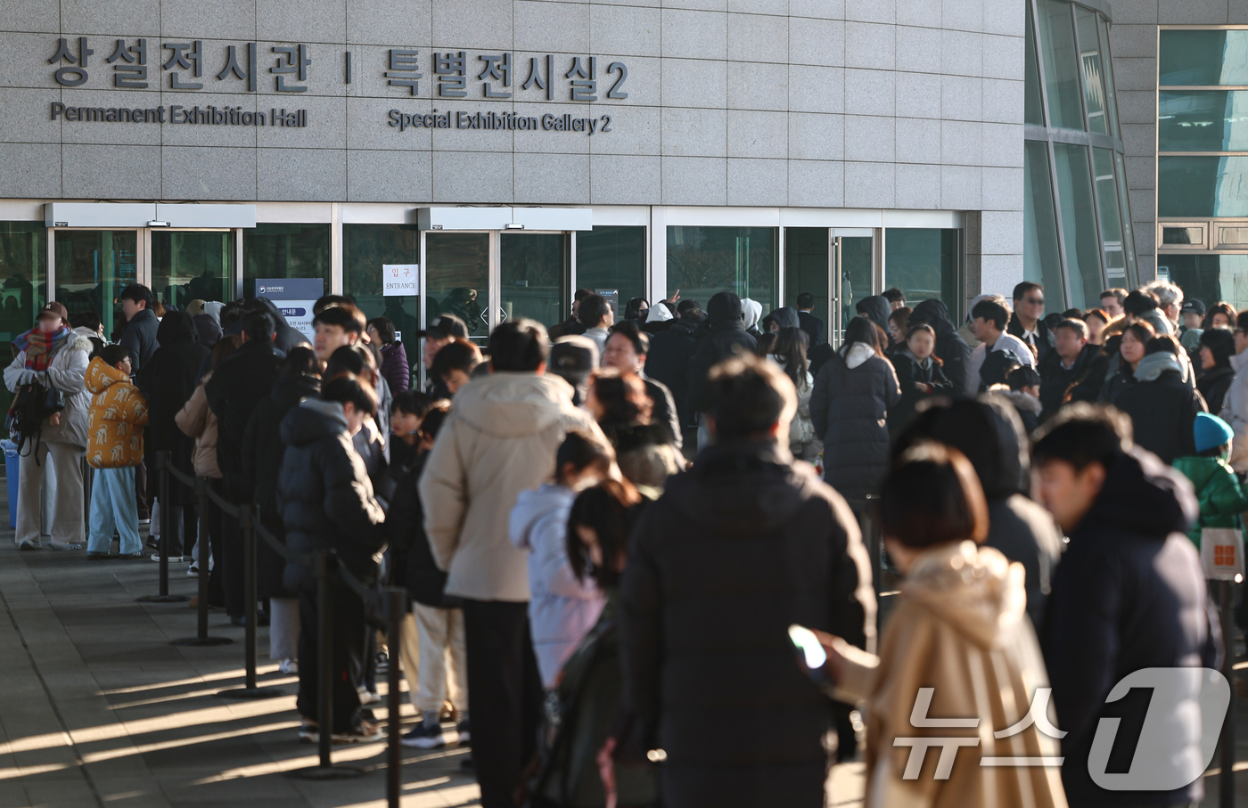 (서울=뉴스1) 김도우 기자 = 주말인 4일 서울 용산구 국립중앙박물관에서 관람객들이 입장을 기다리고 있다.국립중앙박물관은 지난 2일 2025년 연간 관람객 수(2025년 12월 …