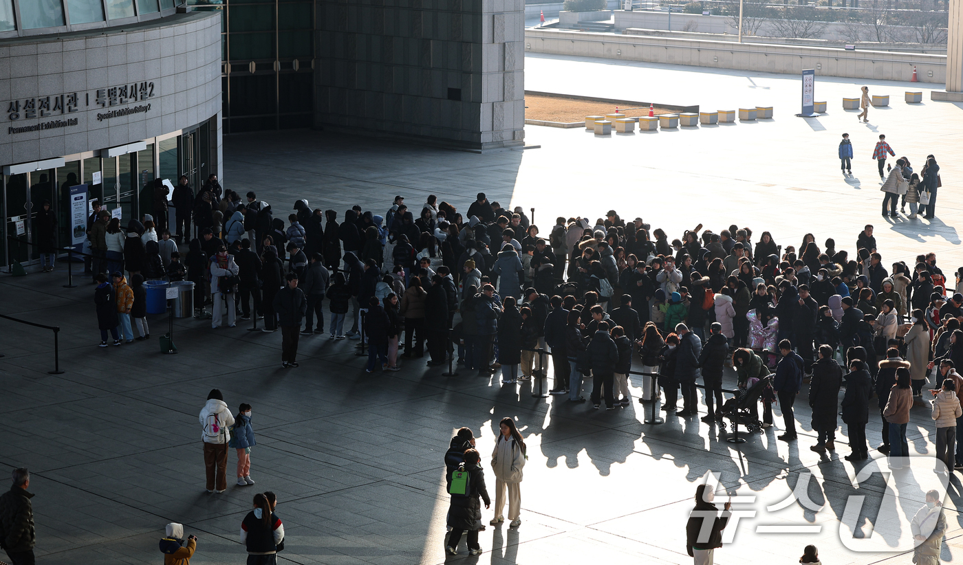 (서울=뉴스1) 김도우 기자 = 주말인 4일 서울 용산구 국립중앙박물관에서 관람객들이 입장을 기다리고 있다.국립중앙박물관은 지난 2일 2025년 연간 관람객 수(2025년 12월 …