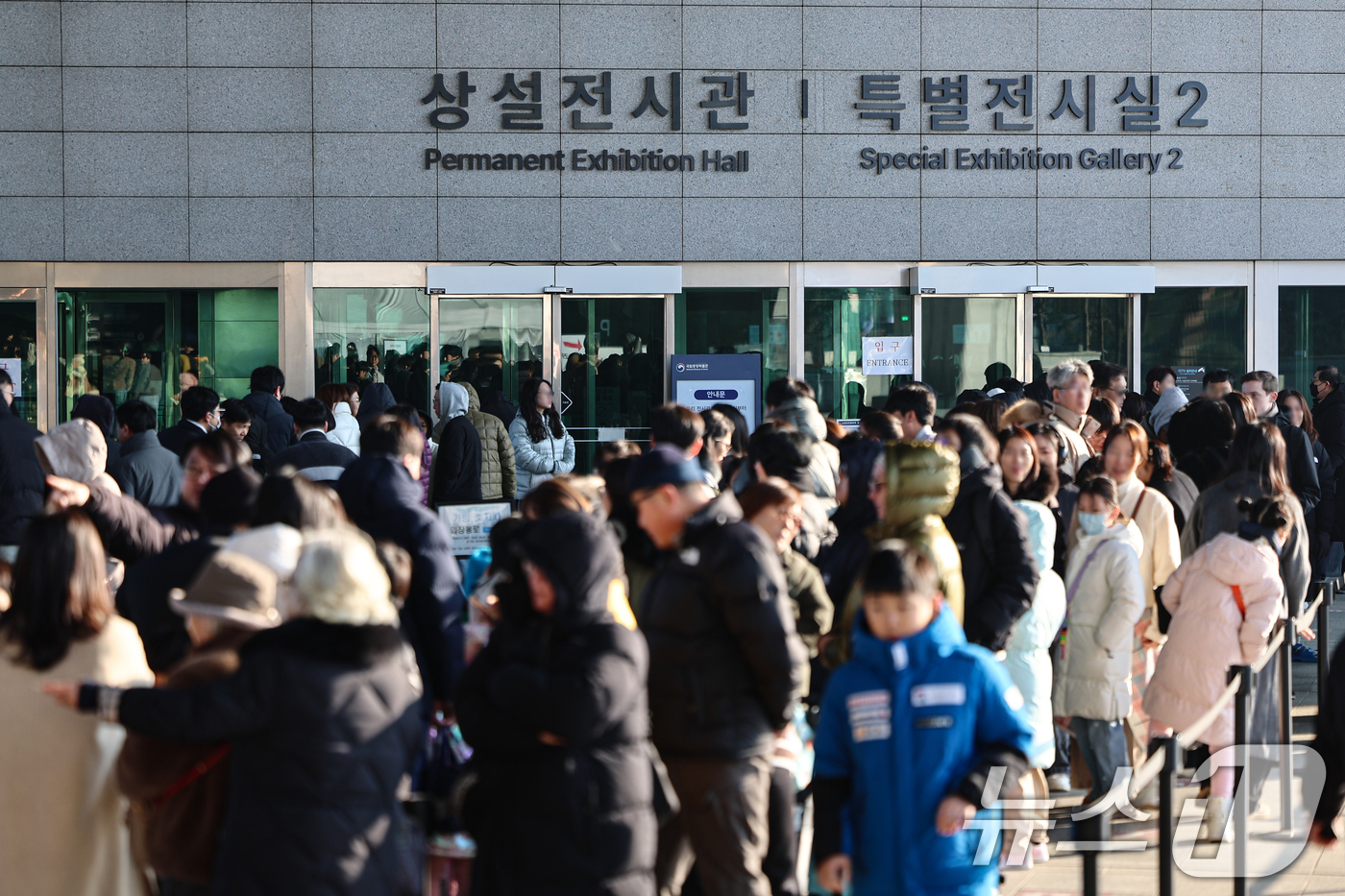 (서울=뉴스1) 김도우 기자 = 주말인 4일 서울 용산구 국립중앙박물관에서 관람객들이 입장을 기다리고 있다.국립중앙박물관은 지난 2일 2025년 연간 관람객 수(2025년 12월 …