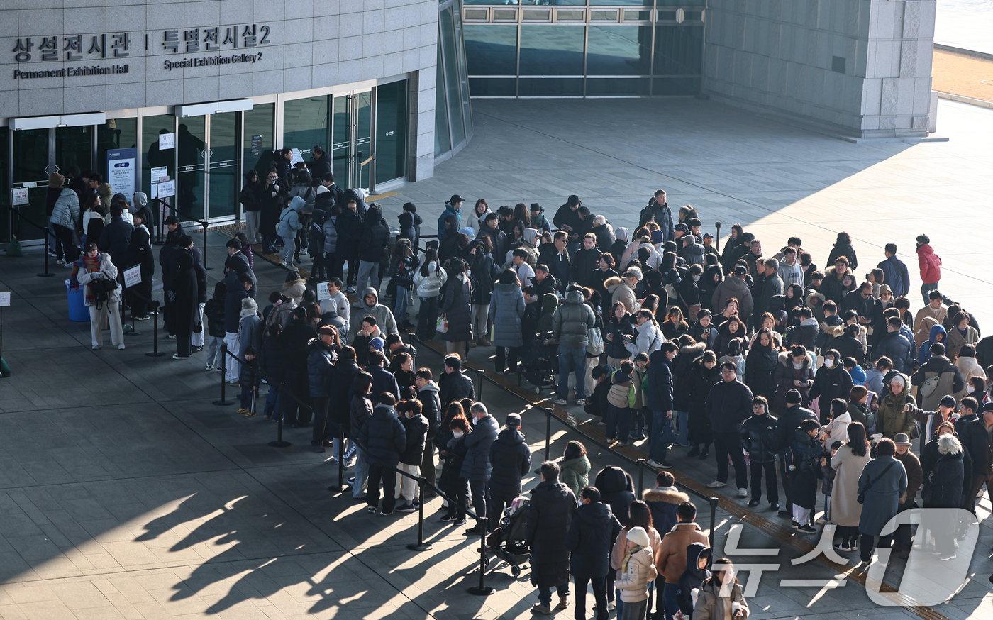 (서울=뉴스1) 김도우 기자 = 주말인 4일 서울 용산구 국립중앙박물관에서 관람객들이 입장을 기다리고 있다.국립중앙박물관은 지난 2일 2025년 연간 관람객 수(2025년 12월 …
