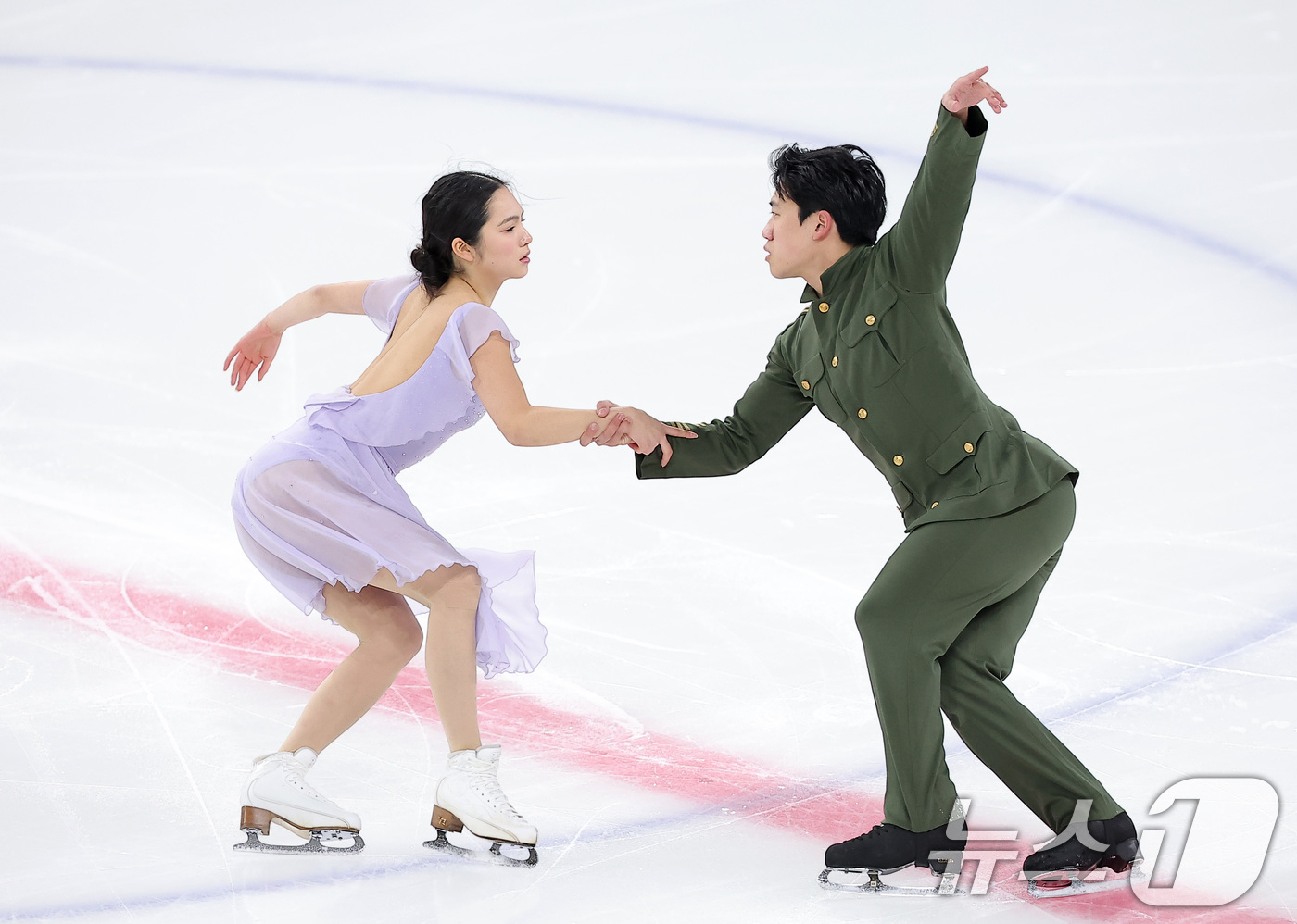 (서울=뉴스1) 김성진 기자 = 피겨스케이팅 임해나-권예 조가 4일 서울 양천구 목동 아이스링크에서 열린 제80회 전국남녀 피겨스케이팅 종합선수권대회 댄스 시니어 프리 댄스에서 연 …