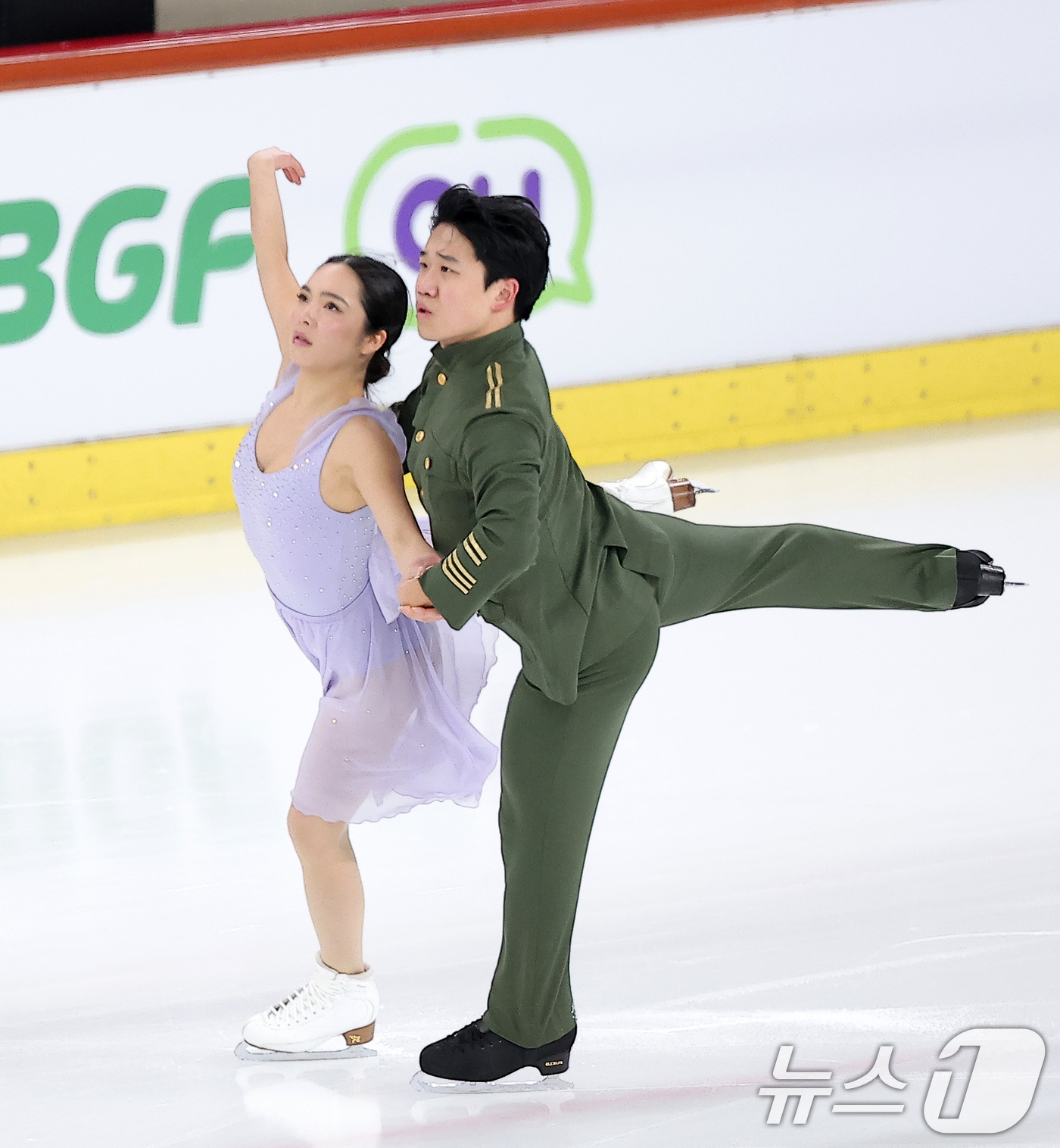 (서울=뉴스1) 김성진 기자 = 피겨스케이팅 임해나-권예 조가 4일 서울 양천구 목동 아이스링크에서 열린 제80회 전국남녀 피겨스케이팅 종합선수권대회 댄스 시니어 프리 댄스에서 연 …