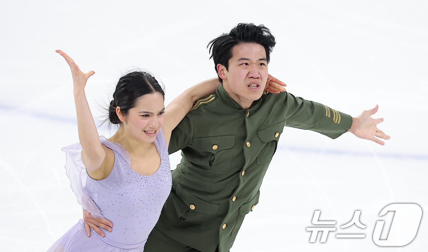 (서울=뉴스1) 김성진 기자 = 피겨스케이팅 임해나-권예 조가 4일 서울 양천구 목동 아이스링크에서 열린 제80회 전국남녀 피겨스케이팅 종합선수권대회 댄스 시니어 프리 댄스에서 연 …