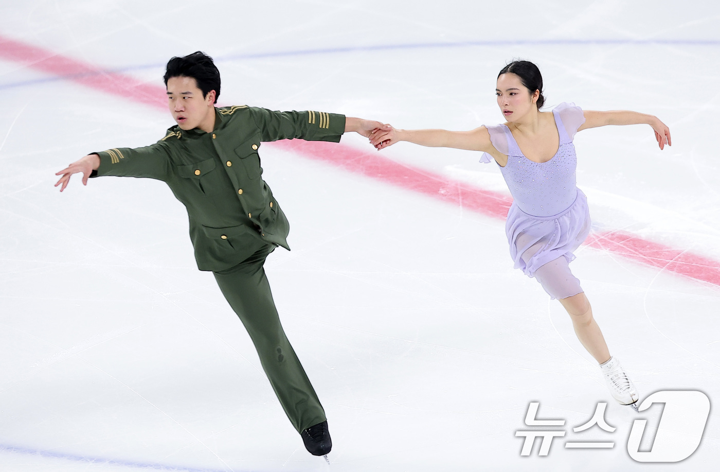 (서울=뉴스1) 김성진 기자 = 피겨스케이팅 임해나-권예 조가 4일 서울 양천구 목동 아이스링크에서 열린 제80회 전국남녀 피겨스케이팅 종합선수권대회 댄스 시니어 프리 댄스에서 연 …