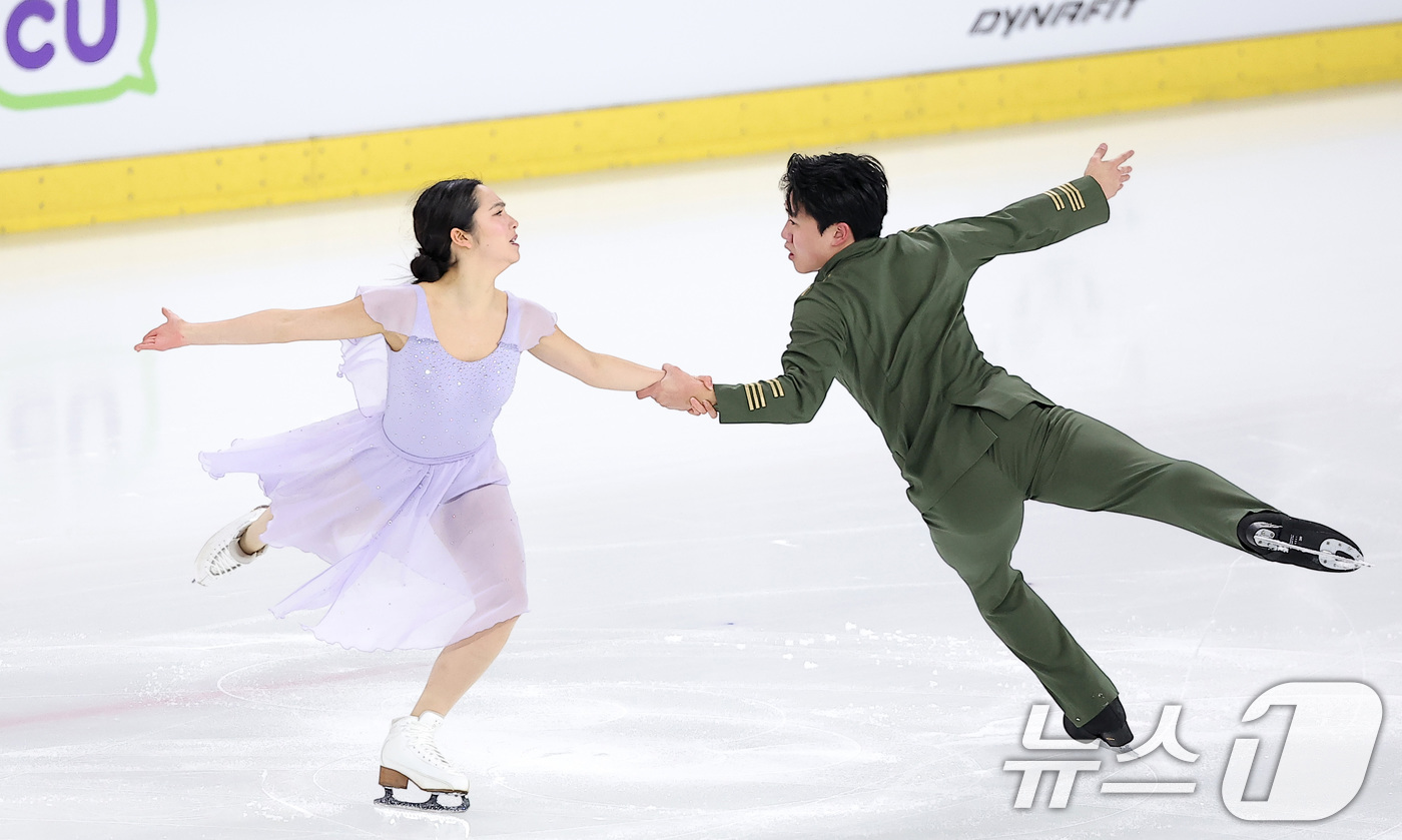 (서울=뉴스1) 김성진 기자 = 피겨스케이팅 임해나-권예 조가 4일 서울 양천구 목동 아이스링크에서 열린 제80회 전국남녀 피겨스케이팅 종합선수권대회 댄스 시니어 프리 댄스에서 연 …