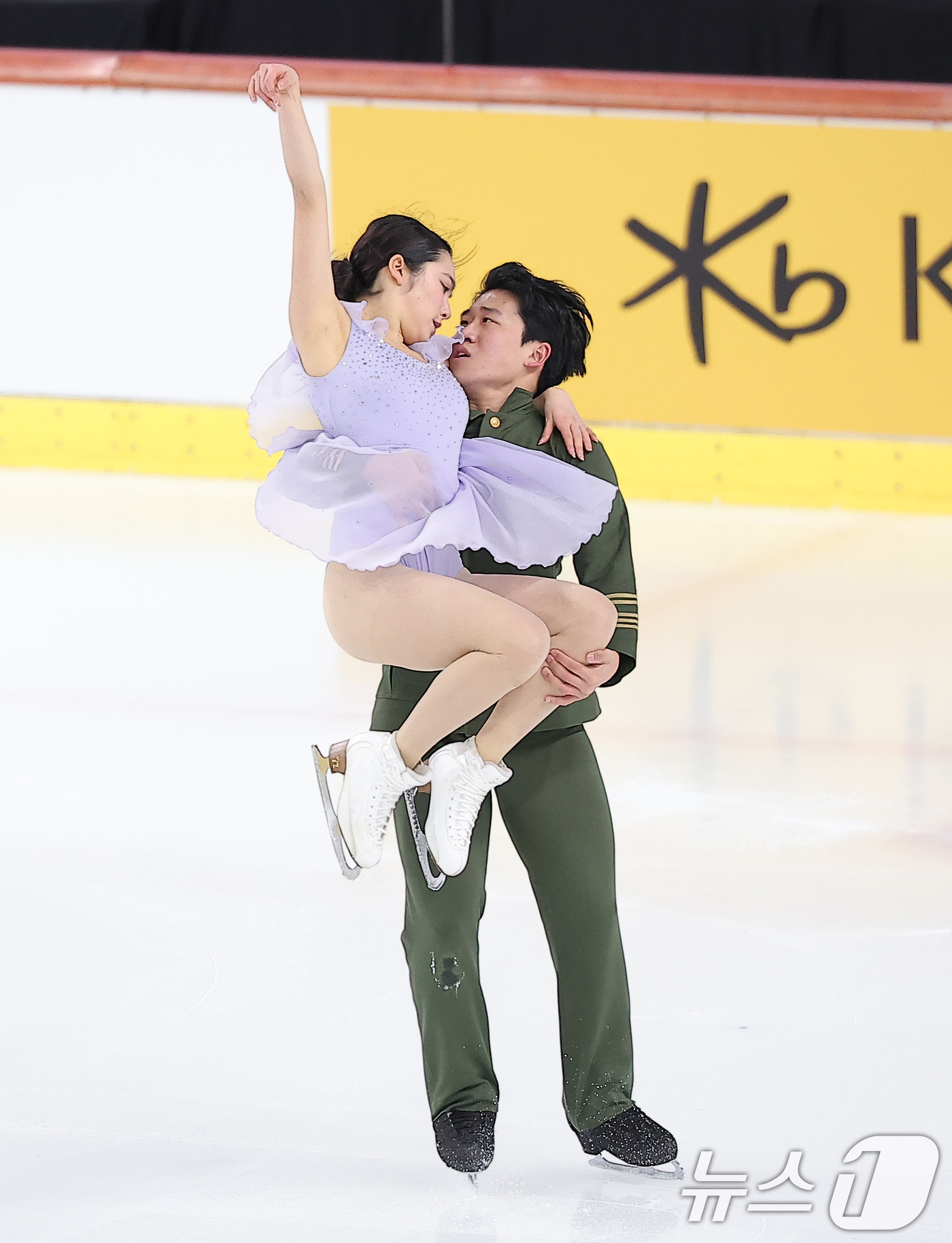 (서울=뉴스1) 김성진 기자 = 피겨스케이팅 임해나-권예 조가 4일 서울 양천구 목동 아이스링크에서 열린 제80회 전국남녀 피겨스케이팅 종합선수권대회 댄스 시니어 프리 댄스에서 연 …