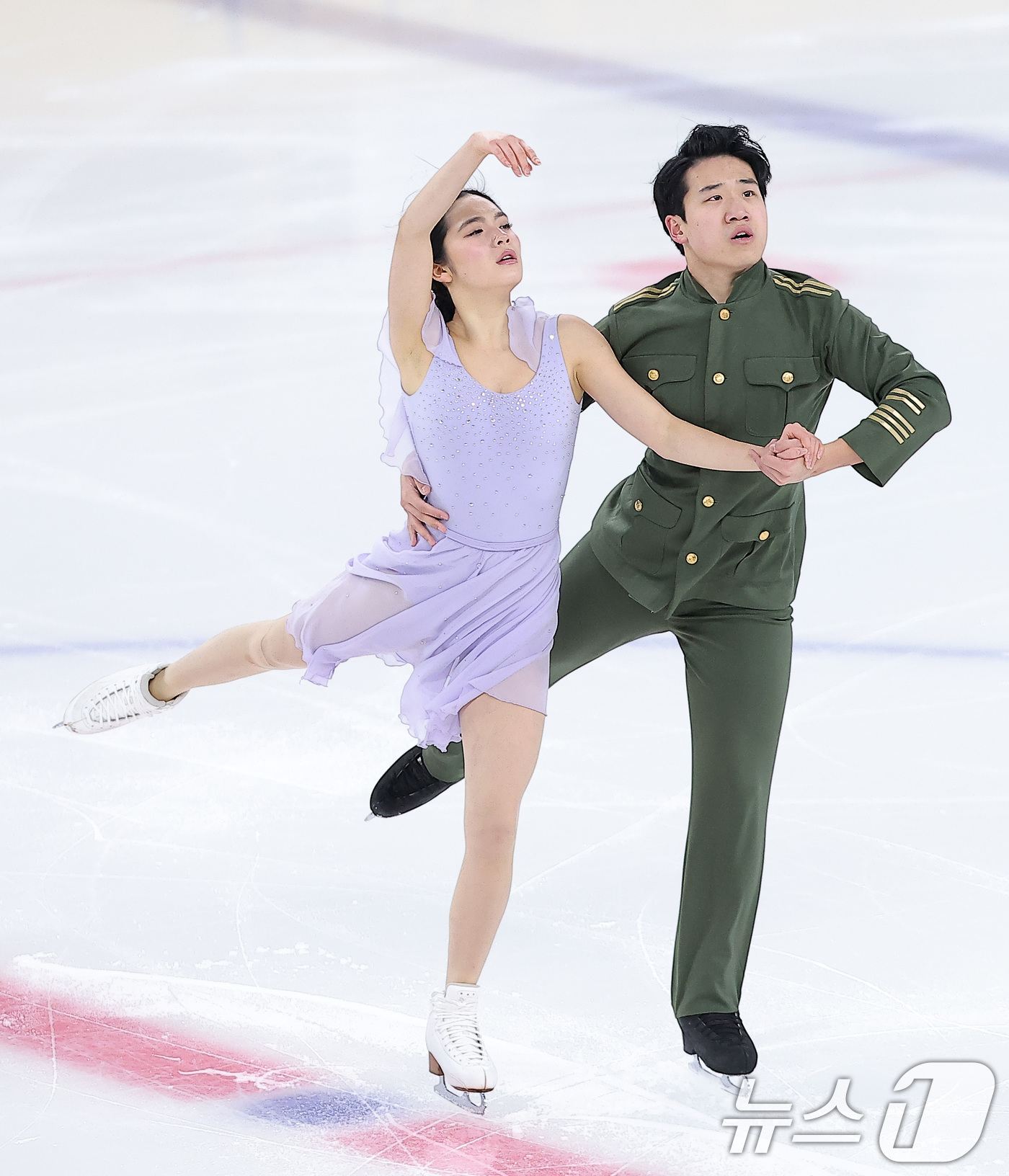 (서울=뉴스1) 김성진 기자 = 피겨스케이팅 임해나-권예 조가 4일 서울 양천구 목동 아이스링크에서 열린 제80회 전국남녀 피겨스케이팅 종합선수권대회 댄스 시니어 프리 댄스에서 연 …