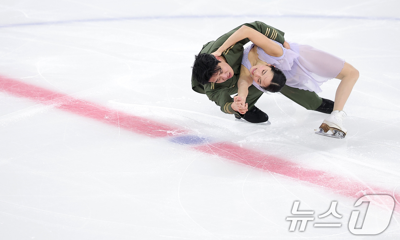 (서울=뉴스1) 김성진 기자 = 피겨스케이팅 임해나-권예 조가 4일 서울 양천구 목동 아이스링크에서 열린 제80회 전국남녀 피겨스케이팅 종합선수권대회 댄스 시니어 프리 댄스에서 연 …