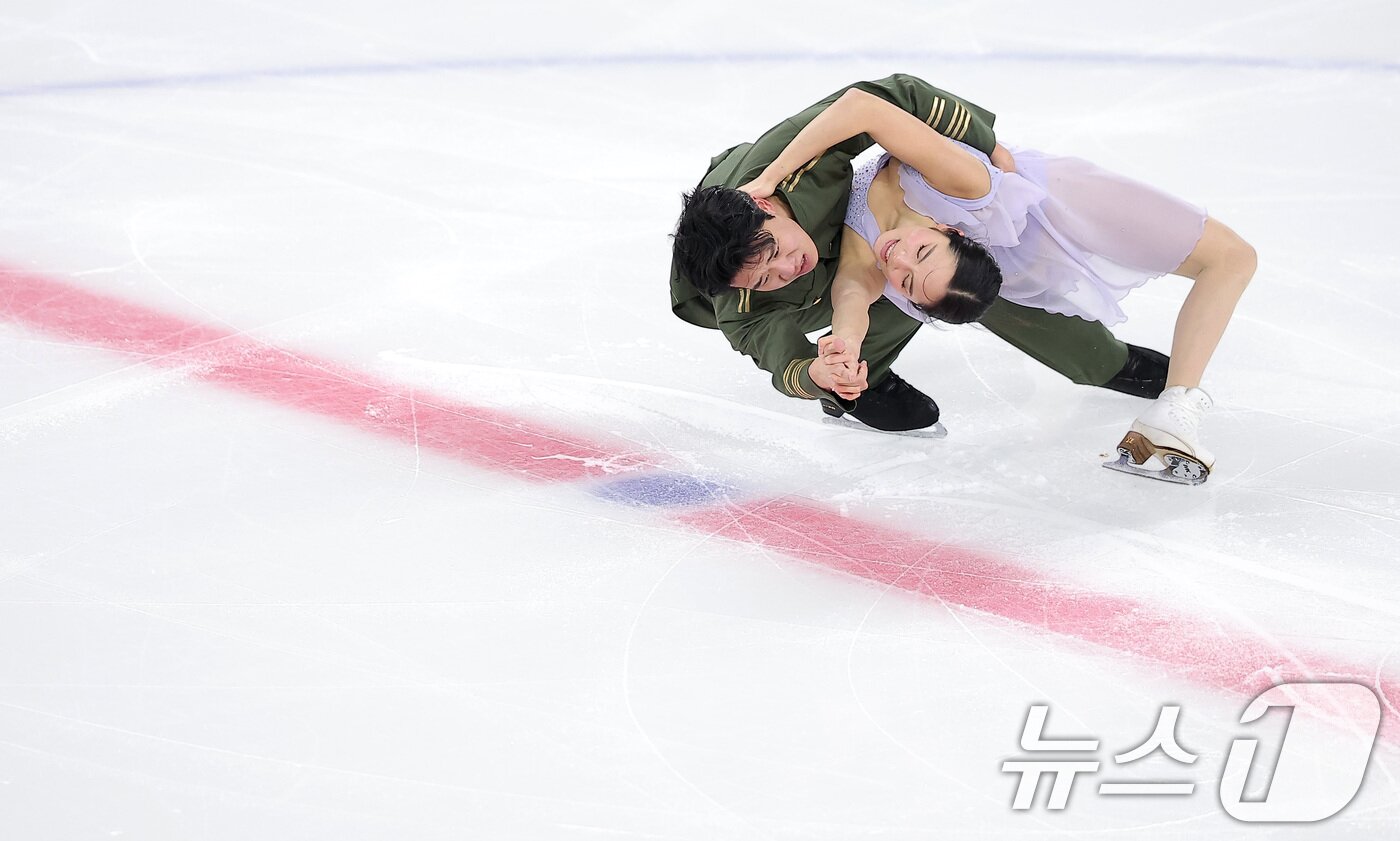 본문 이미지 - 피겨스케이팅 임해나-권예 조가 4일 서울 양천구 목동 아이스링크에서 열린 제80회 전국남녀 피겨스케이팅 종합선수권대회 댄스 시니어 프리 댄스에서 연기를 펼치고 있다. 2026.1.4/뉴스1 ⓒ News1 김성진 기자
