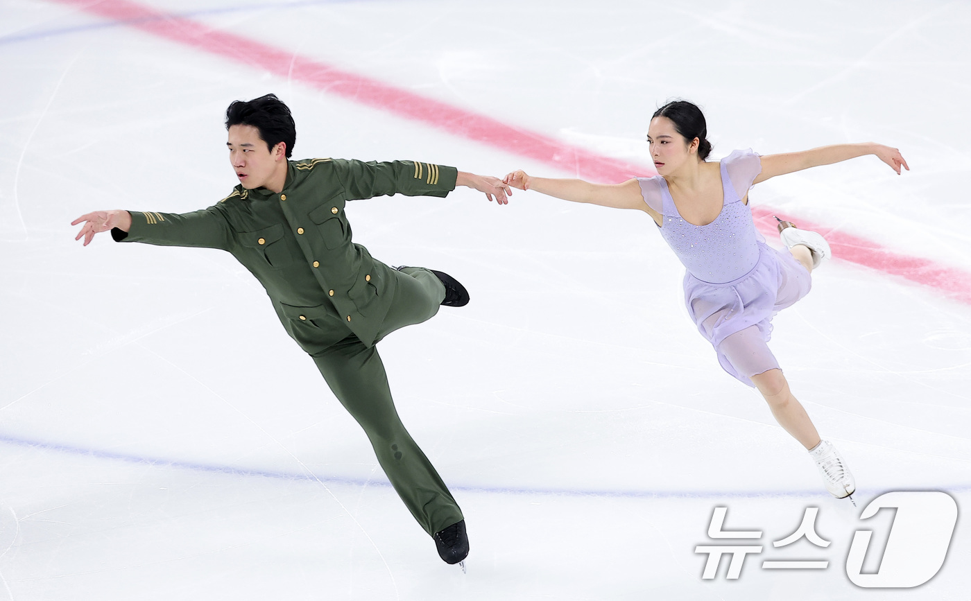 (서울=뉴스1) 김성진 기자 = 피겨스케이팅 임해나-권예 조가 4일 서울 양천구 목동 아이스링크에서 열린 제80회 전국남녀 피겨스케이팅 종합선수권대회 댄스 시니어 프리 댄스에서 연 …