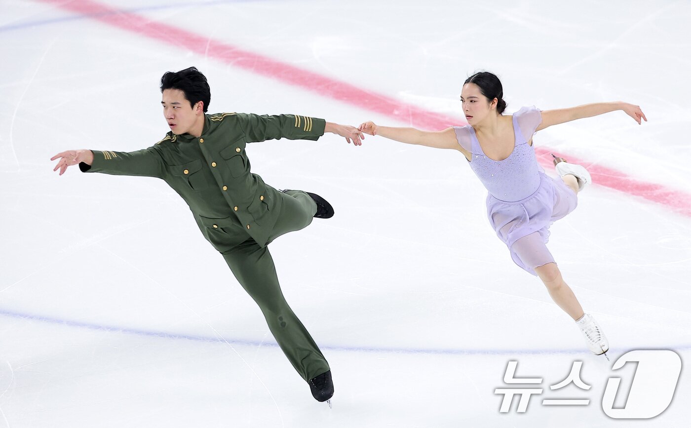 본문 이미지 - 피겨스케이팅 임해나-권예 조가 4일 서울 양천구 목동 아이스링크에서 열린 제80회 전국남녀 피겨스케이팅 종합선수권대회 댄스 시니어 프리 댄스에서 연기를 펼치고 있다. 2026.1.4/뉴스1 ⓒ News1 김성진 기자